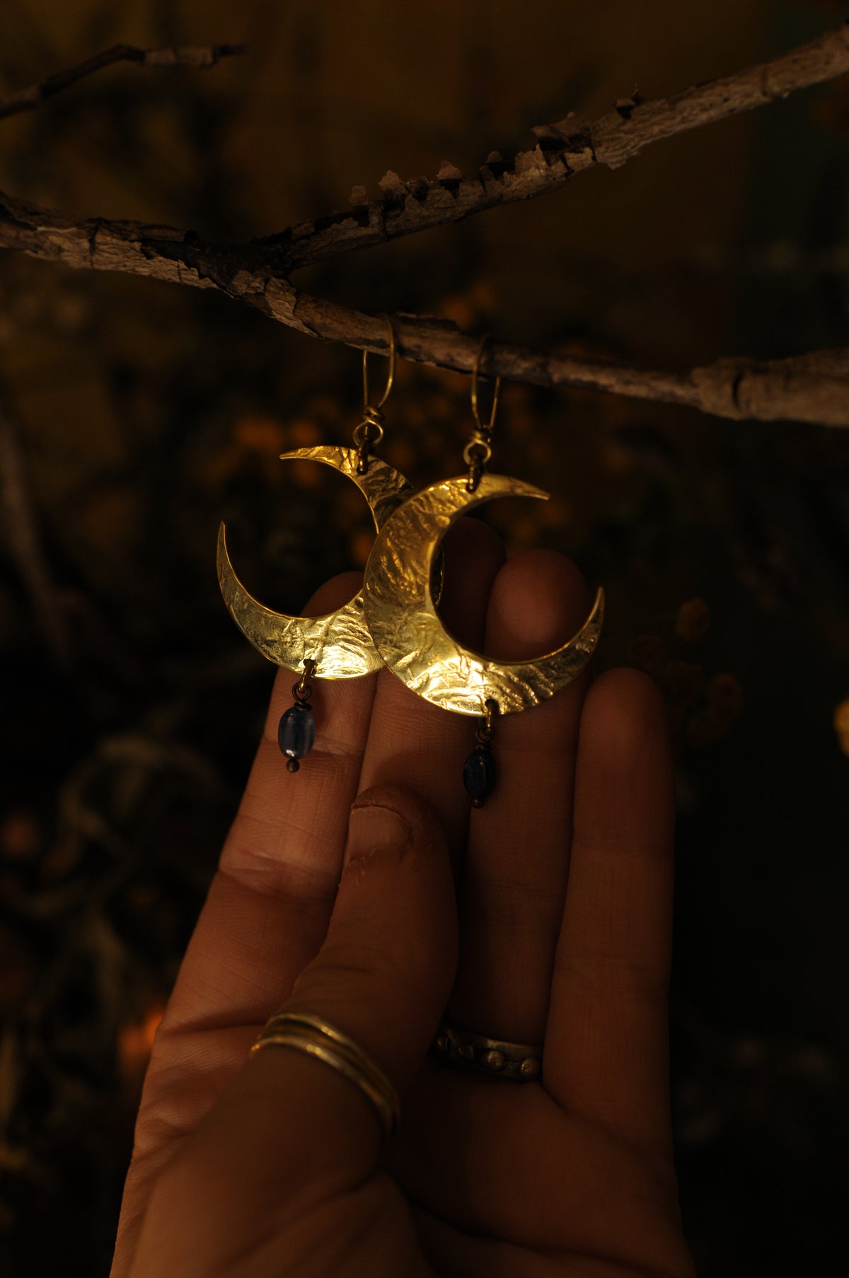 Boucles d'oreilles Lune d'été en laiton martelé et cyanite bleue