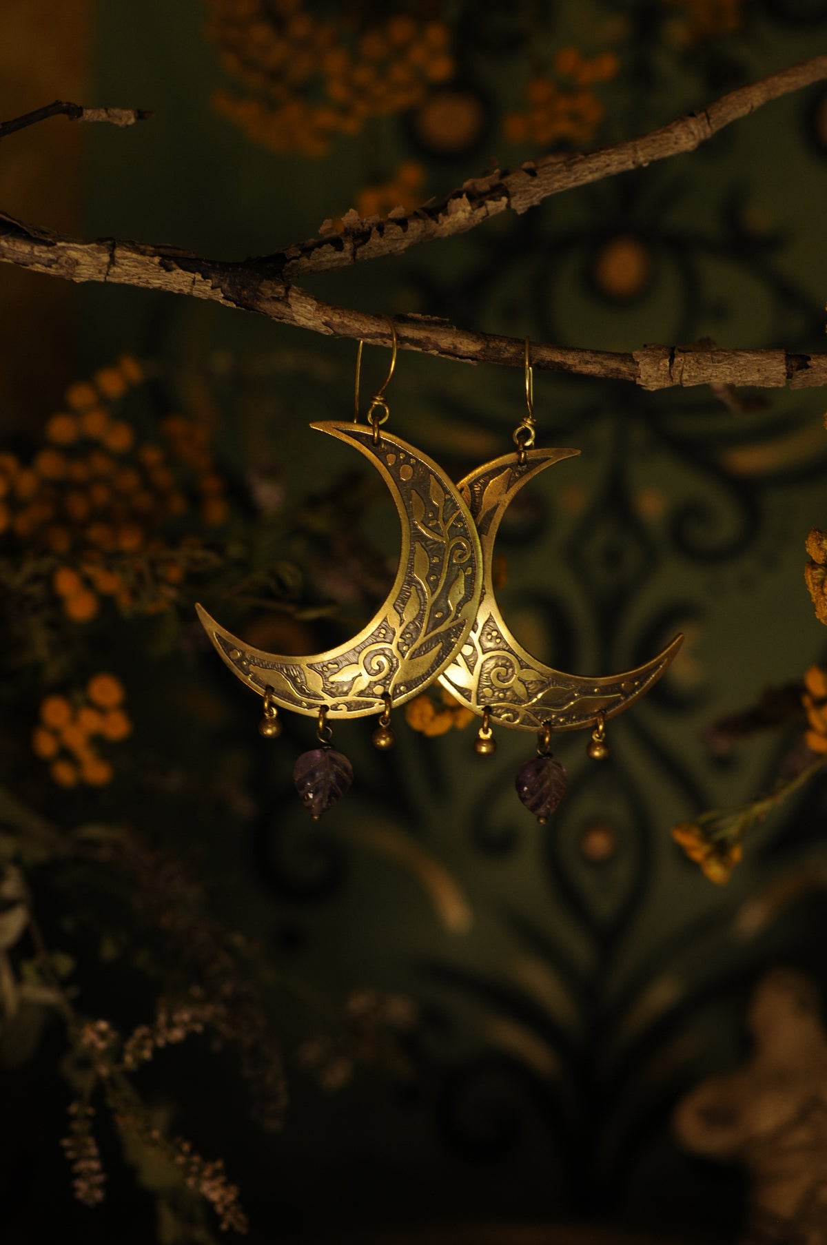Boucles d'oreilles Lune de plantes en laiton gravé et feuille en améthyste