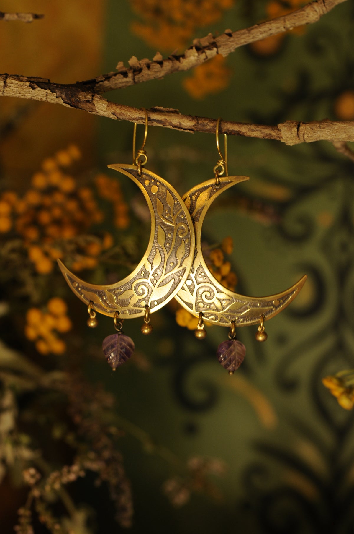 Boucles d'oreilles Lune de plantes en laiton gravé et feuille en améthyste