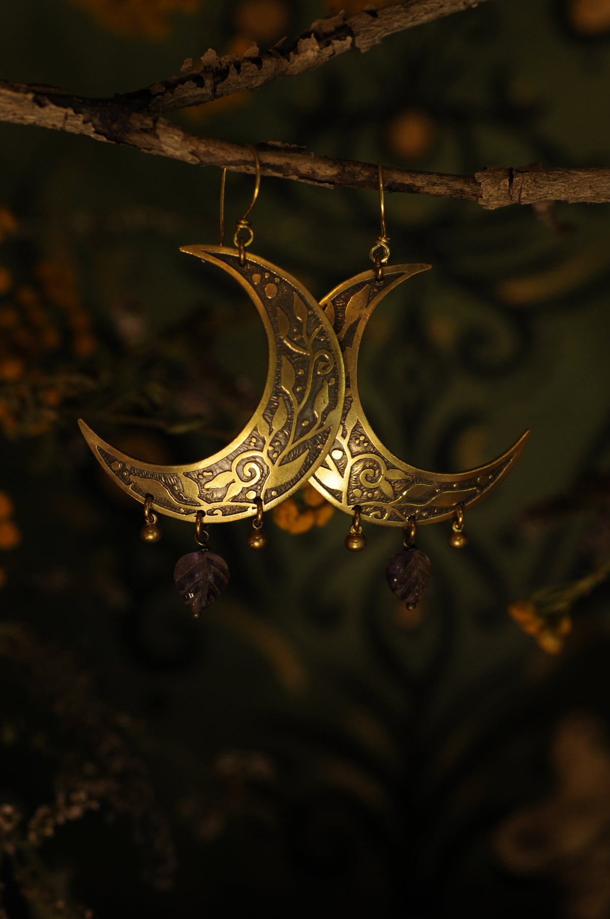 Boucles d'oreilles Lune de plantes en laiton gravé et feuille en améthyste