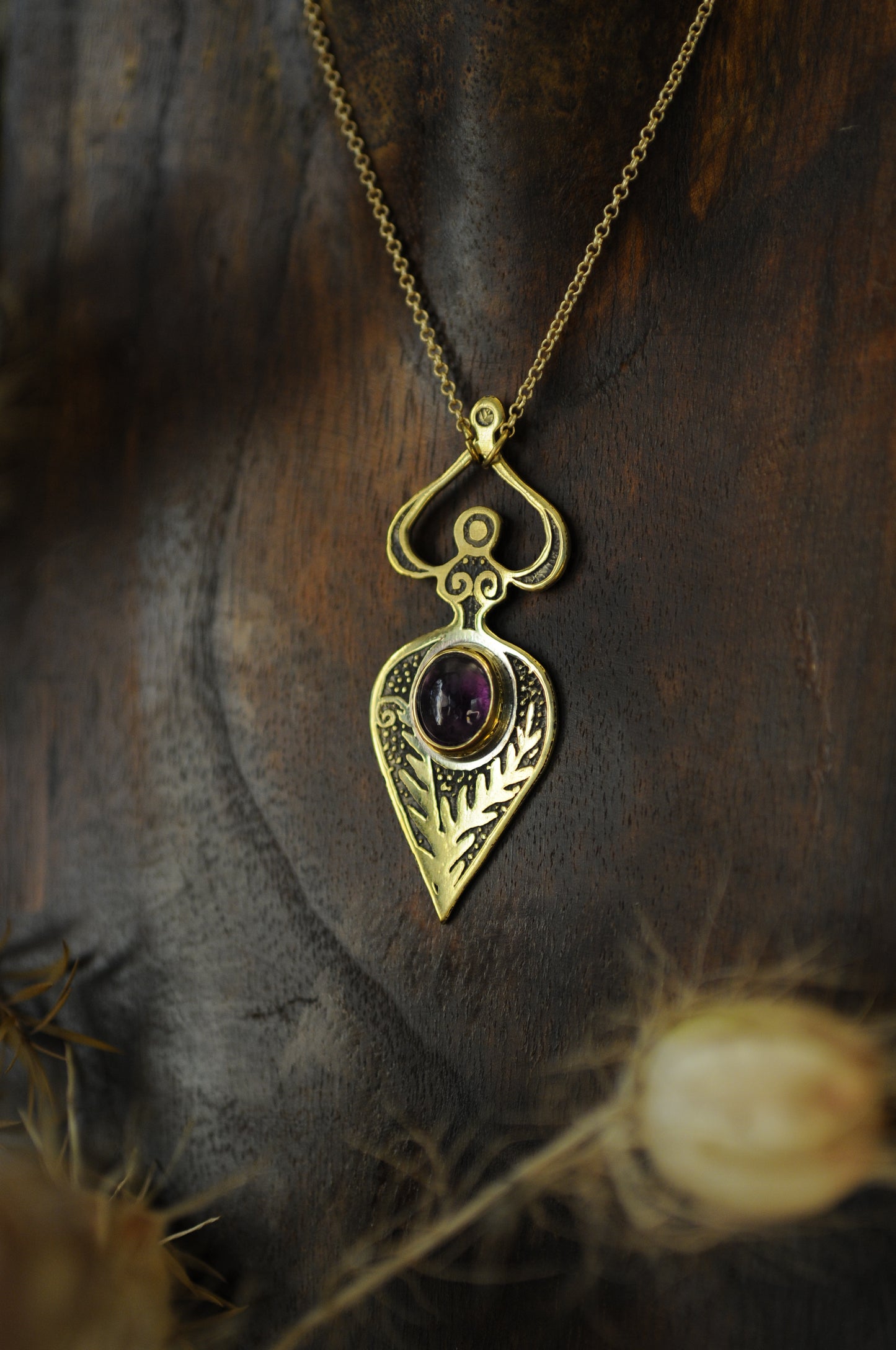 Petite Vénus du printemps, pendentif laiton et améthyste