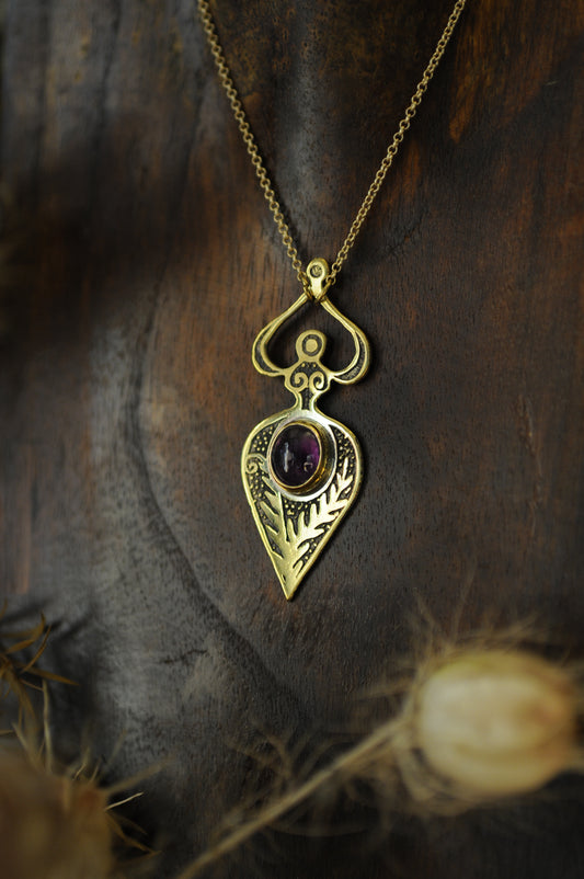 Petite Vénus du printemps, pendentif laiton et améthyste