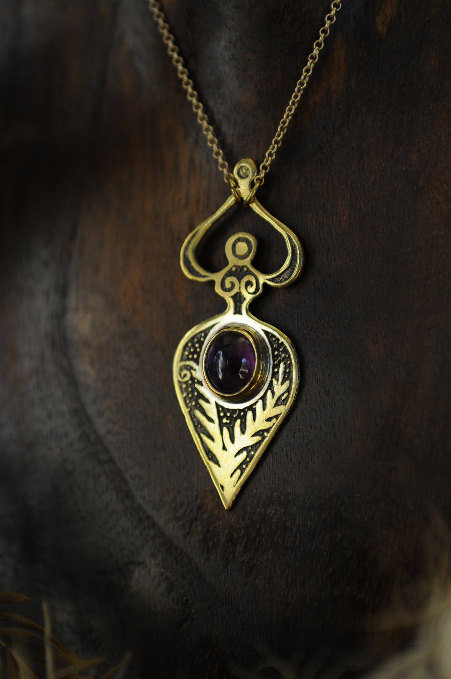 Petite Vénus du printemps, pendentif laiton et améthyste