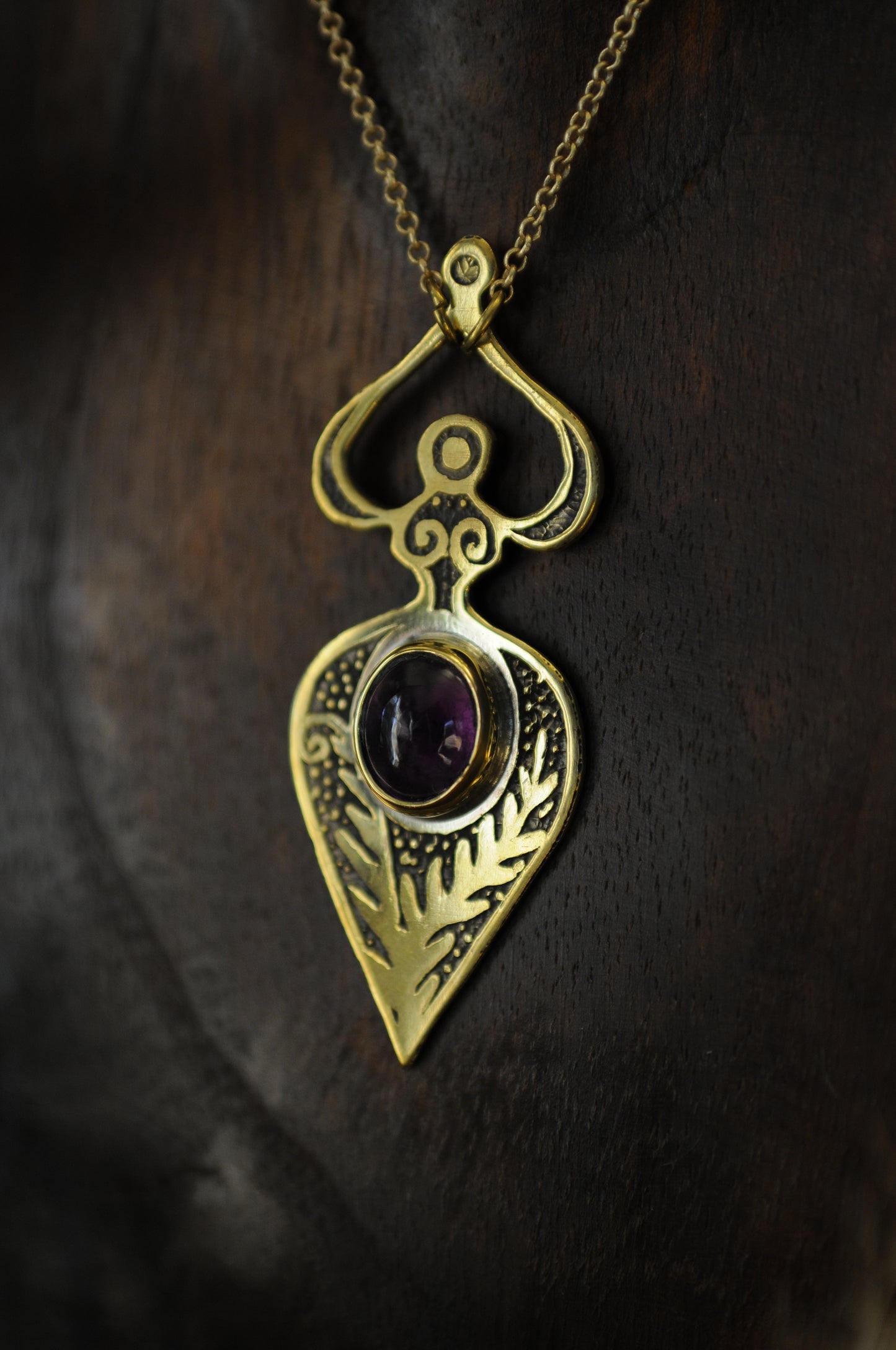 Petite Vénus du printemps, pendentif laiton et améthyste