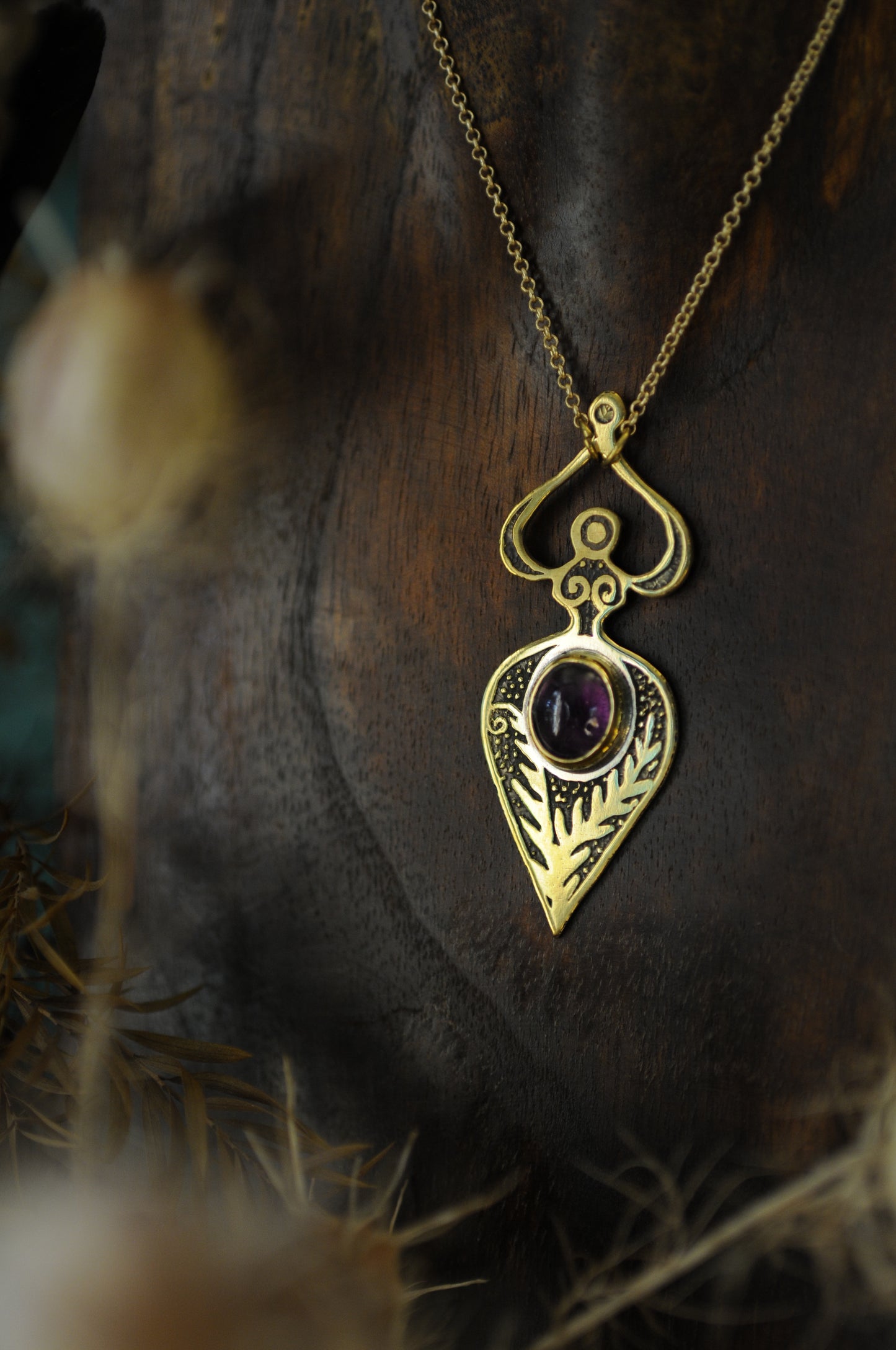 Petite Vénus du printemps, pendentif laiton et améthyste