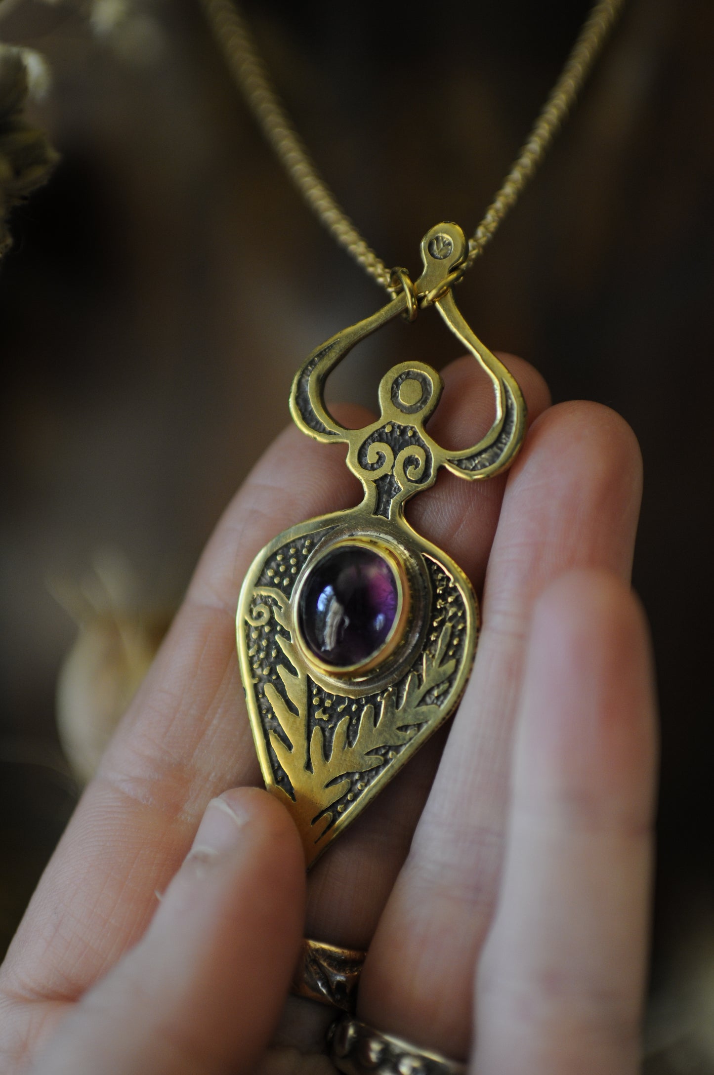 Petite Vénus du printemps, pendentif laiton et améthyste