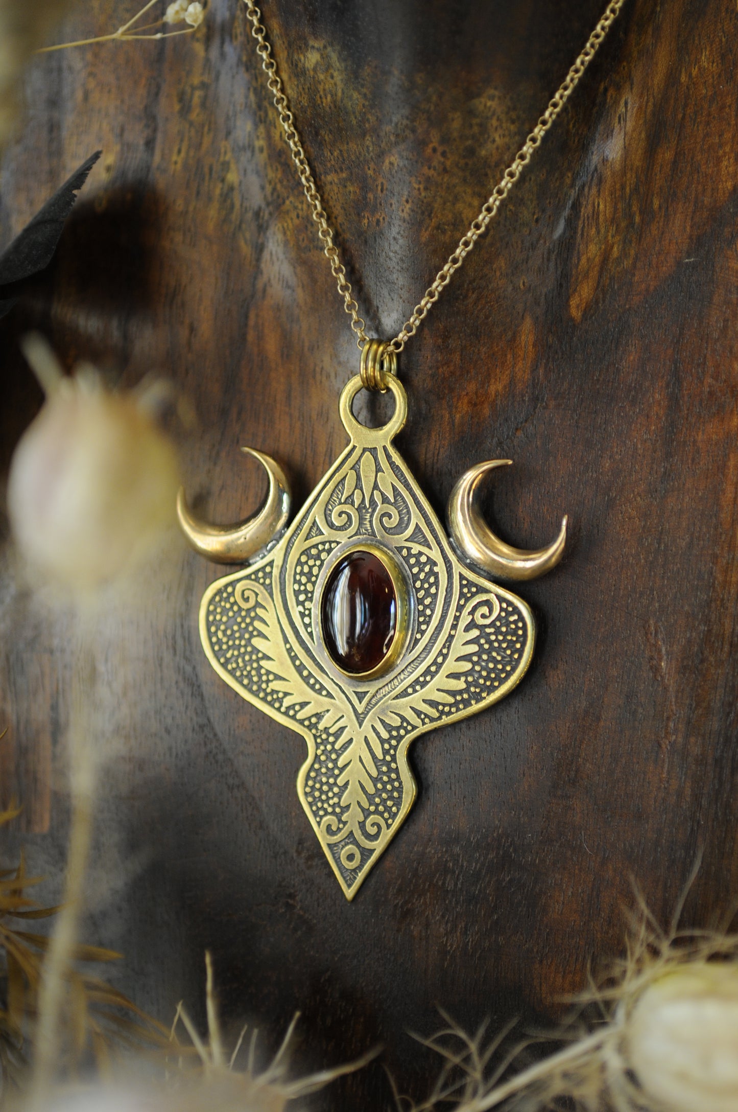 Grandes Vénus antique, pendentif laiton, bronze et grenat