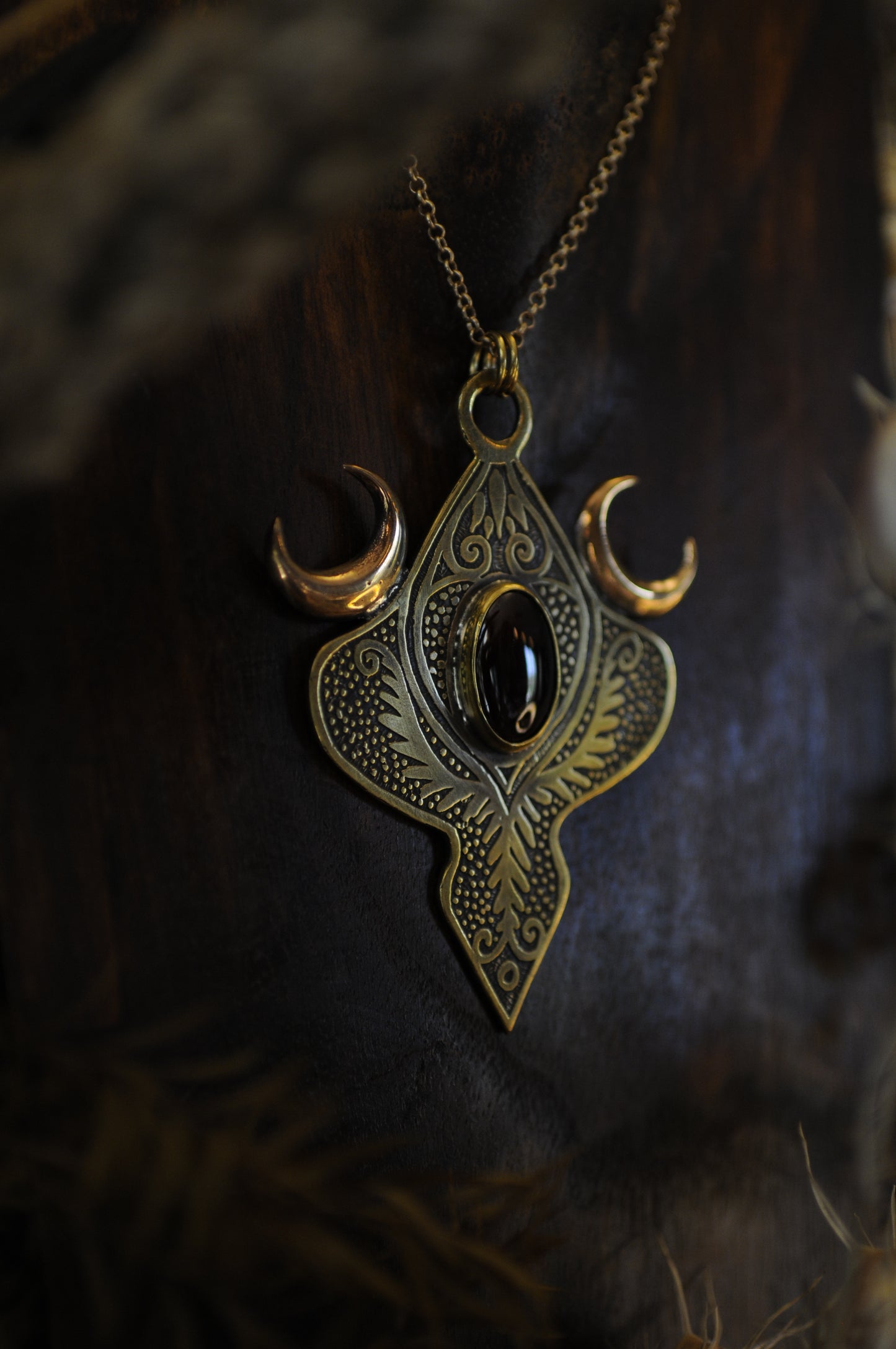 Grandes Vénus antique, pendentif laiton, bronze et grenat