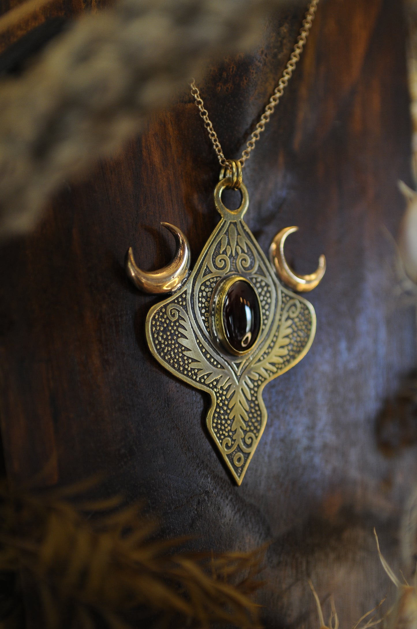 Grandes Vénus antique, pendentif laiton, bronze et grenat