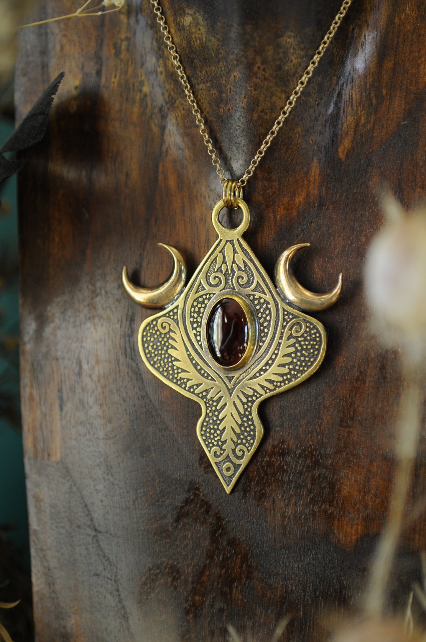 Grandes Vénus antique, pendentif laiton, bronze et grenat