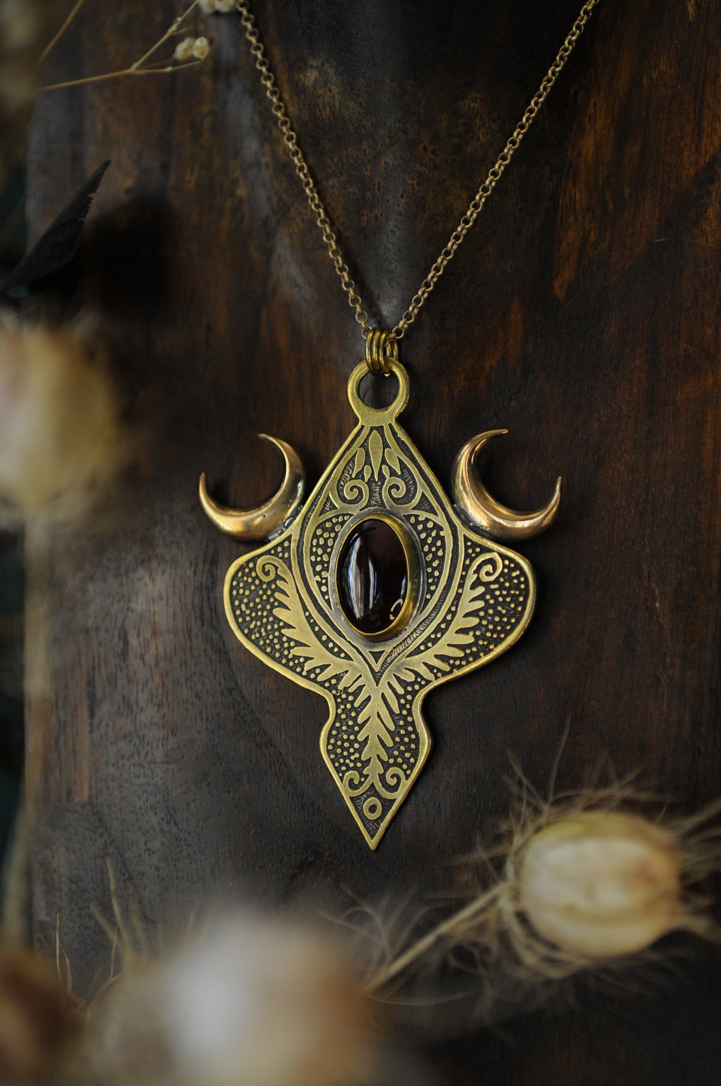 Grandes Vénus antique, pendentif laiton, bronze et grenat