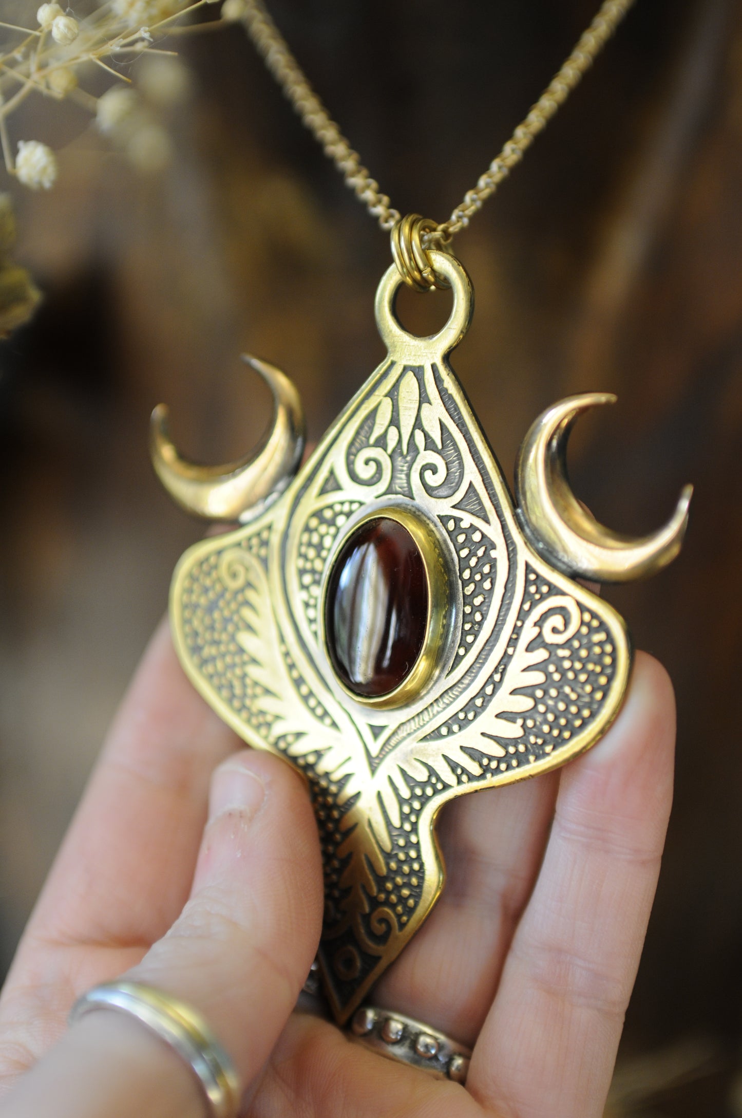 Grandes Vénus antique, pendentif laiton, bronze et grenat