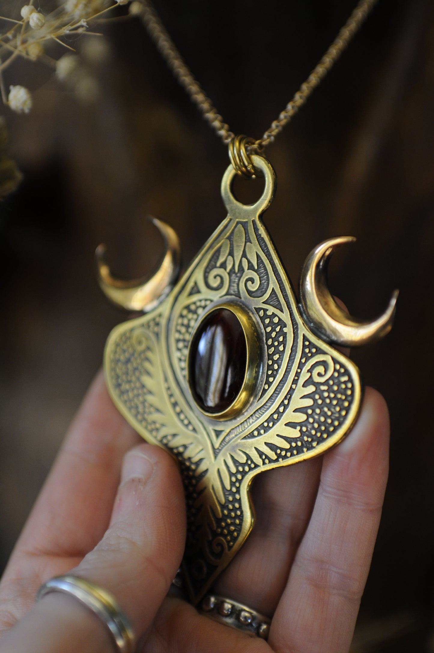 Grandes Vénus antique, pendentif laiton, bronze et grenat