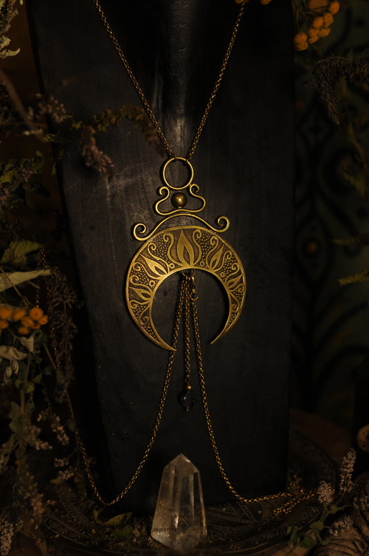 Collier Lune de corps en laiton gravé et perle d'améthyste en forme de feuille