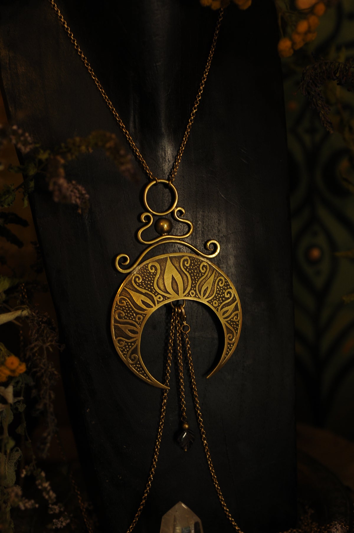 Collier Lune de corps en laiton gravé et perle d'améthyste en forme de feuille