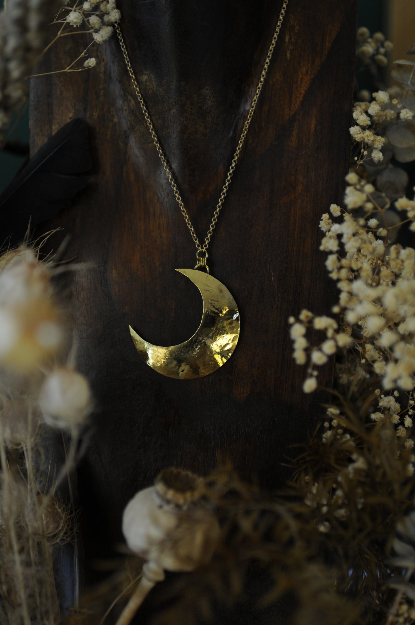 Grande lune martelé, pendentif en laiton