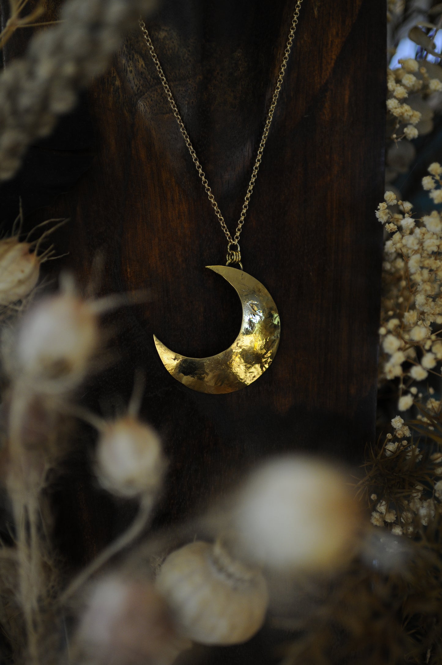 Grande lune martelé, pendentif en laiton