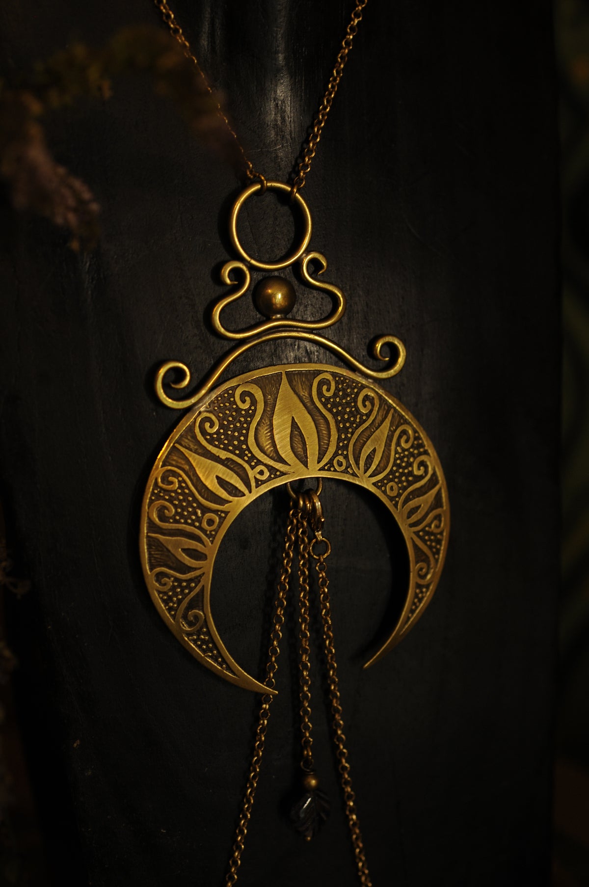 Collier Lune de corps en laiton gravé et perle d'améthyste en forme de feuille