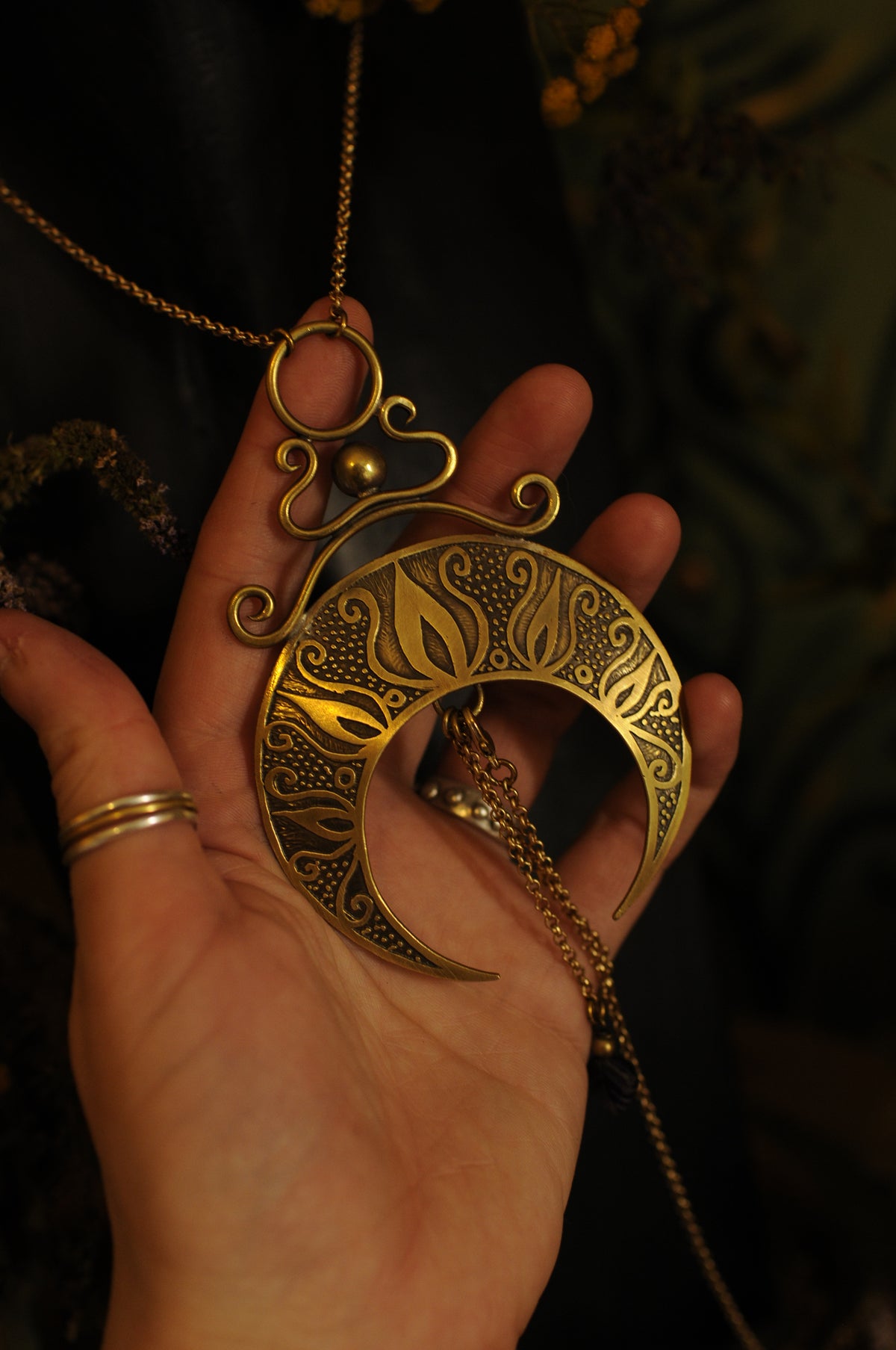 Collier Lune de corps en laiton gravé et perle d'améthyste en forme de feuille
