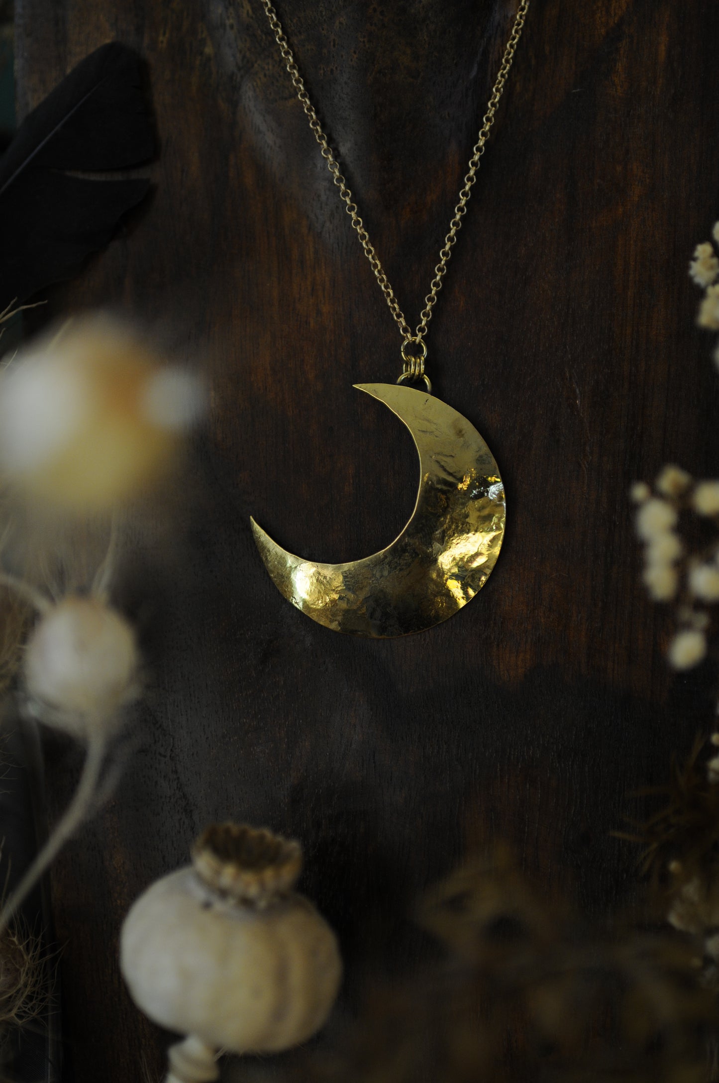 Grande lune martelé, pendentif en laiton