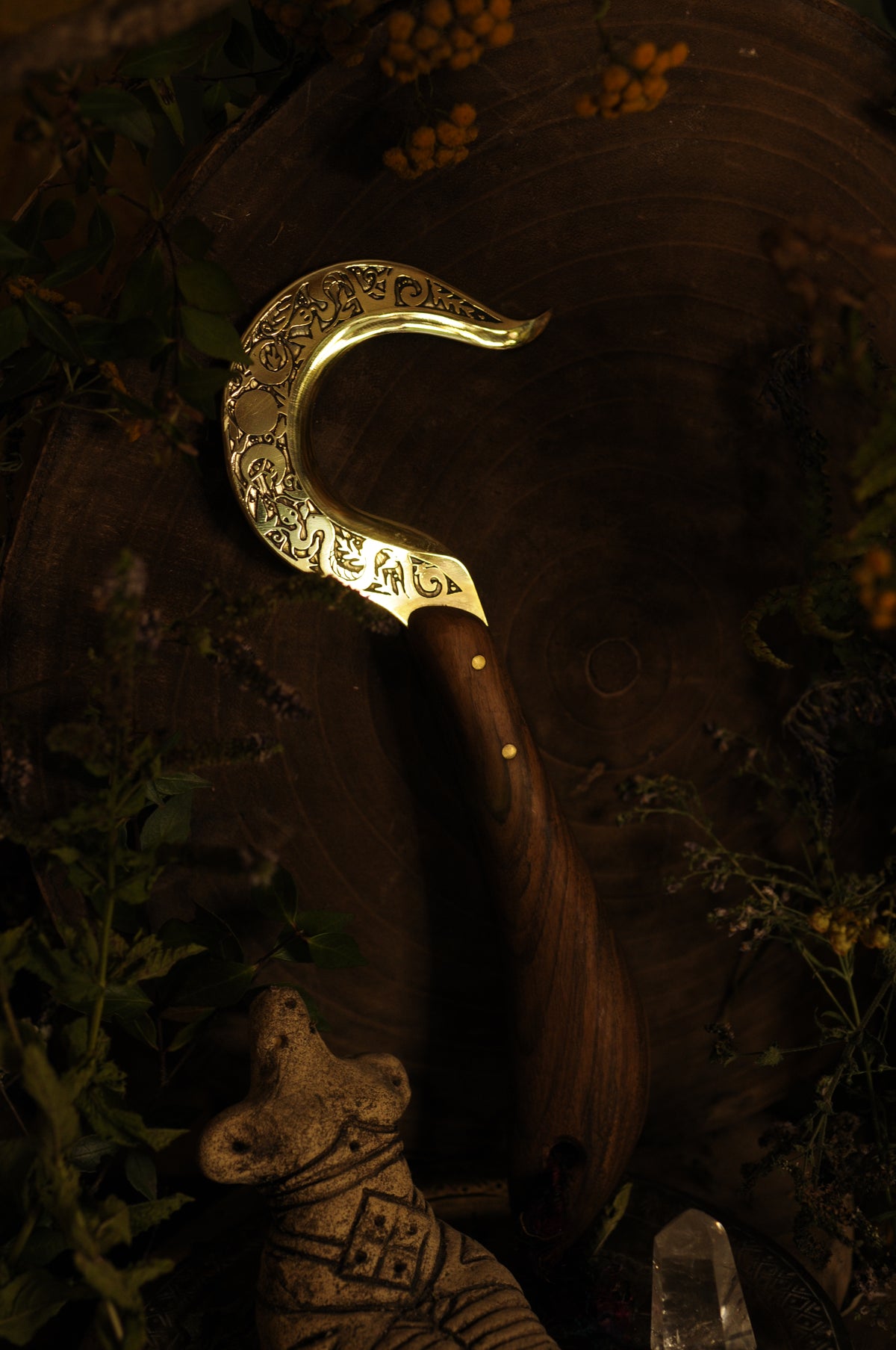 Boline rituelle en laiton gravé et bois de noyer, Triple lune et serpents