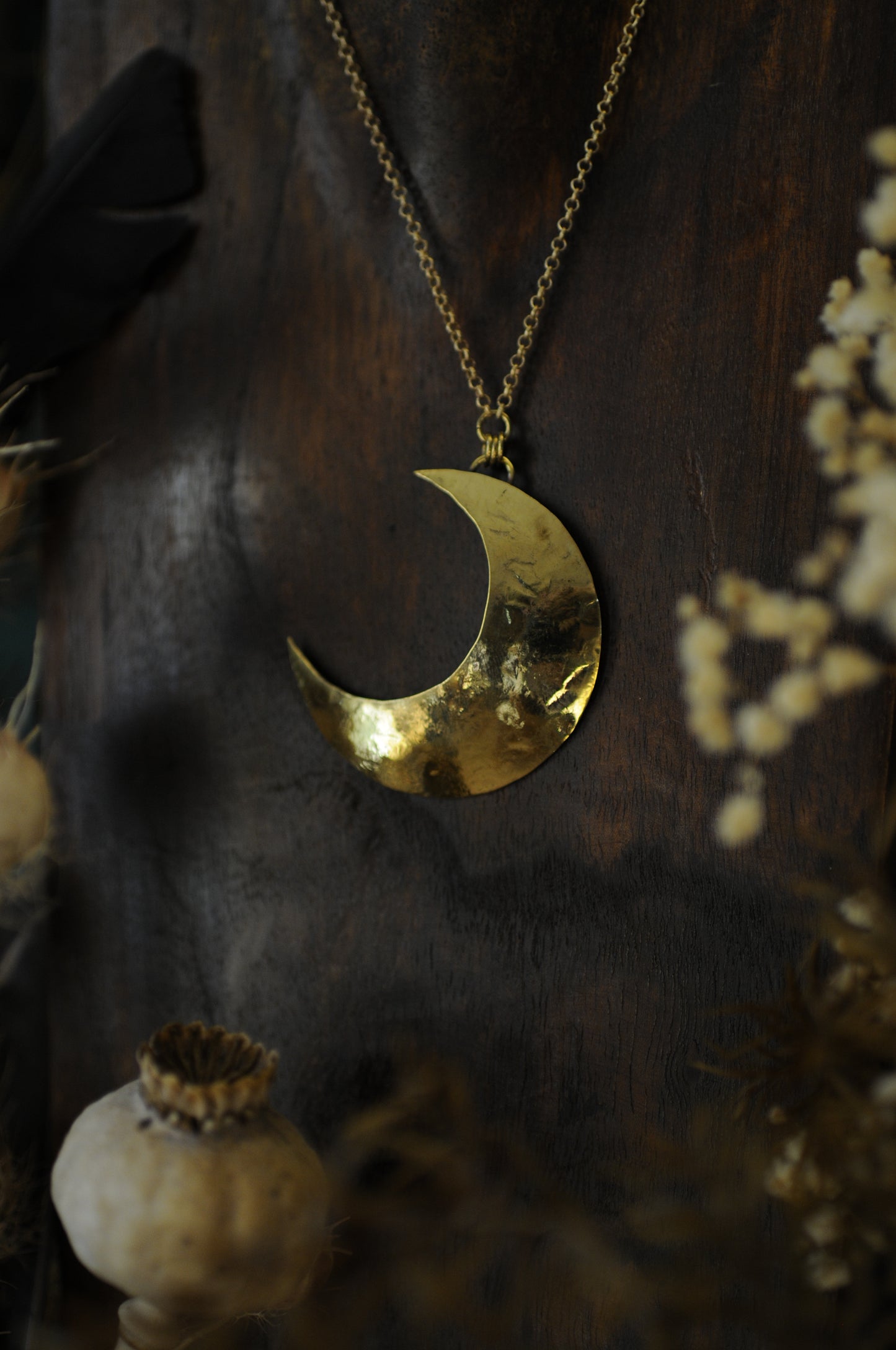 Grande lune martelé, pendentif en laiton