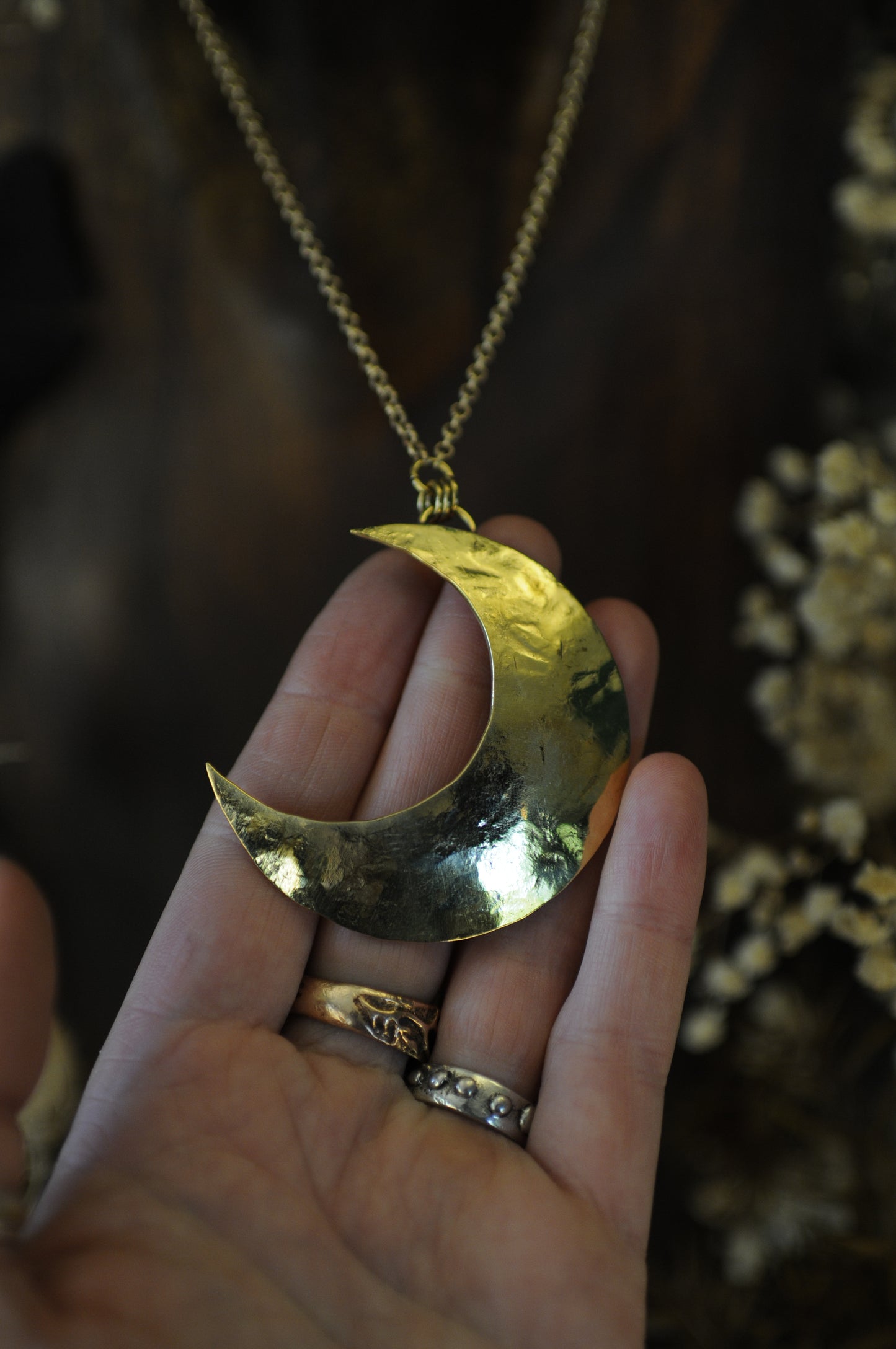 Grande lune martelé, pendentif en laiton