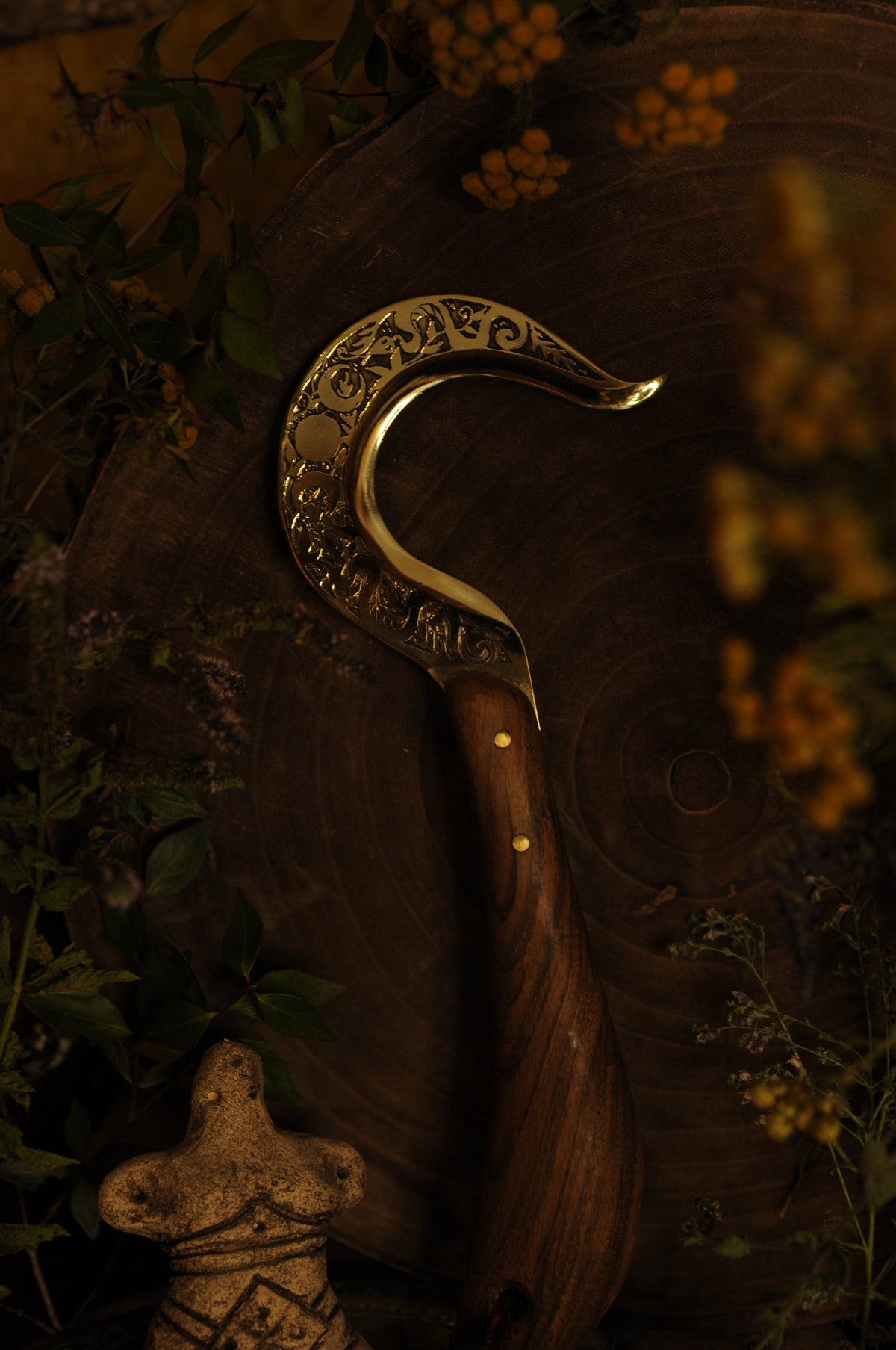 Boline rituelle en laiton gravé et bois de noyer, Triple lune et serpents