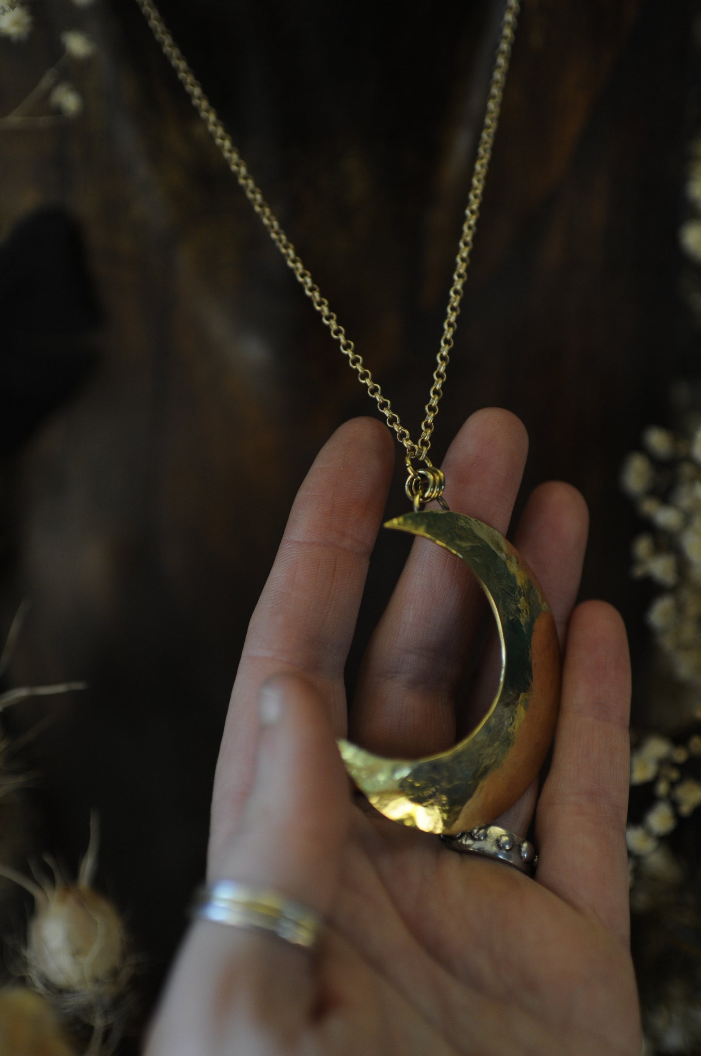 Grande lune martelé, pendentif en laiton