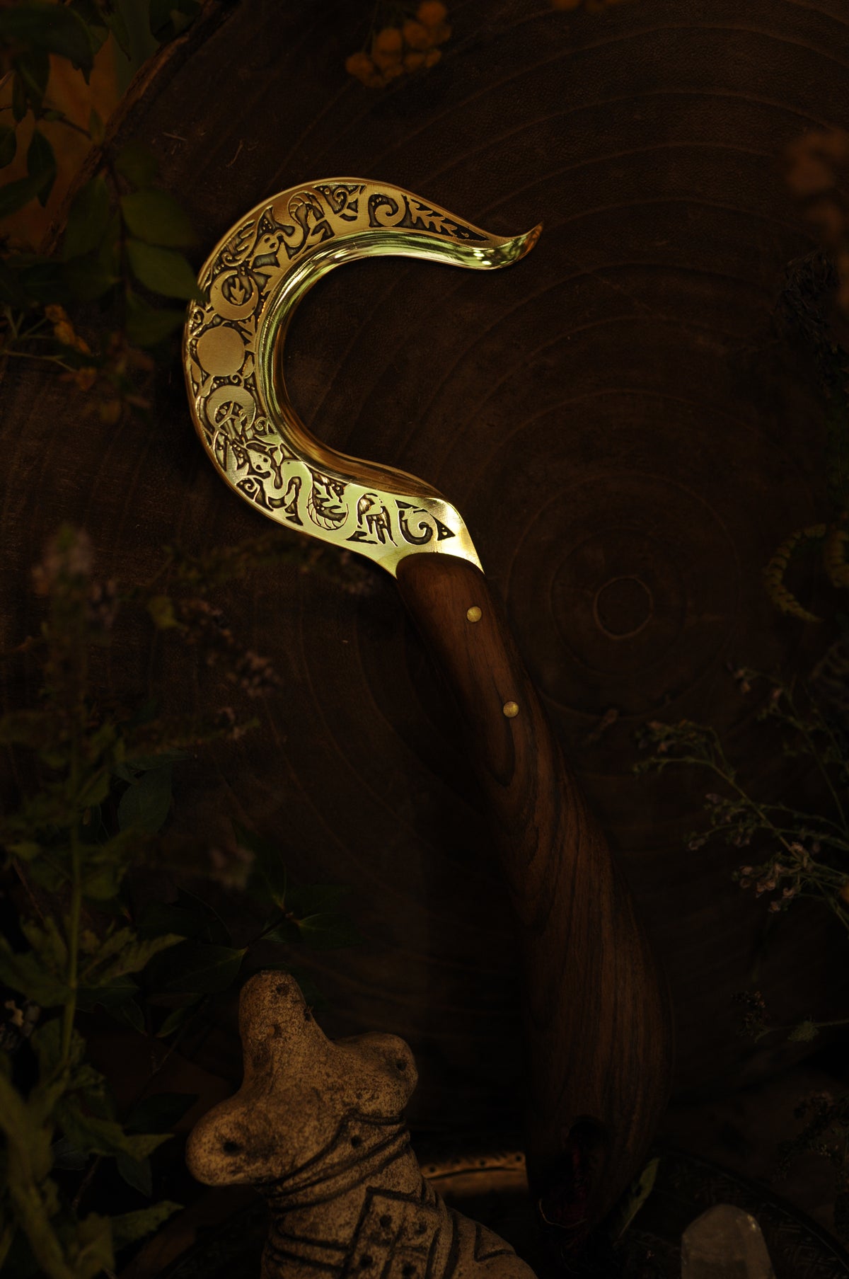 Boline rituelle en laiton gravé et bois de noyer, Triple lune et serpents