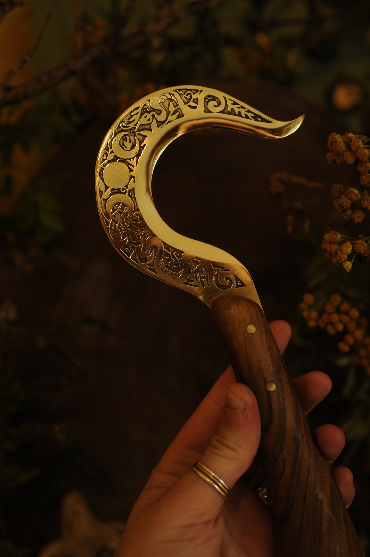 Boline rituelle en laiton gravé et bois de noyer, Triple lune et serpents