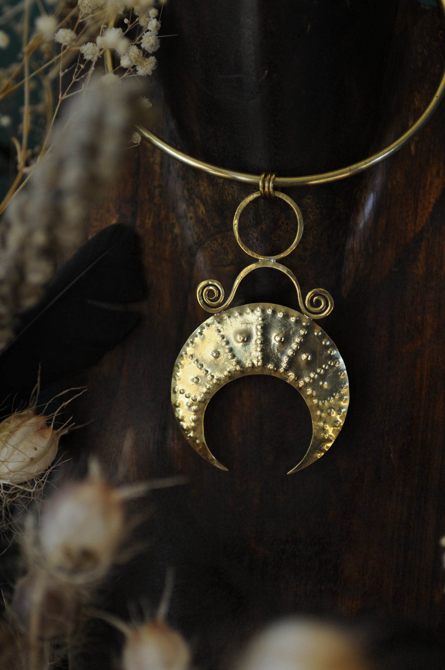 Collier tour de cou Temps ancien en laiton