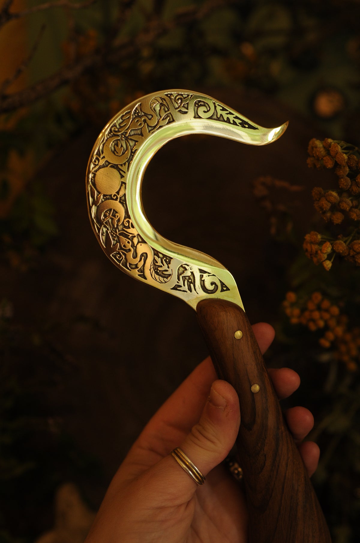 Boline rituelle en laiton gravé et bois de noyer, Triple lune et serpents