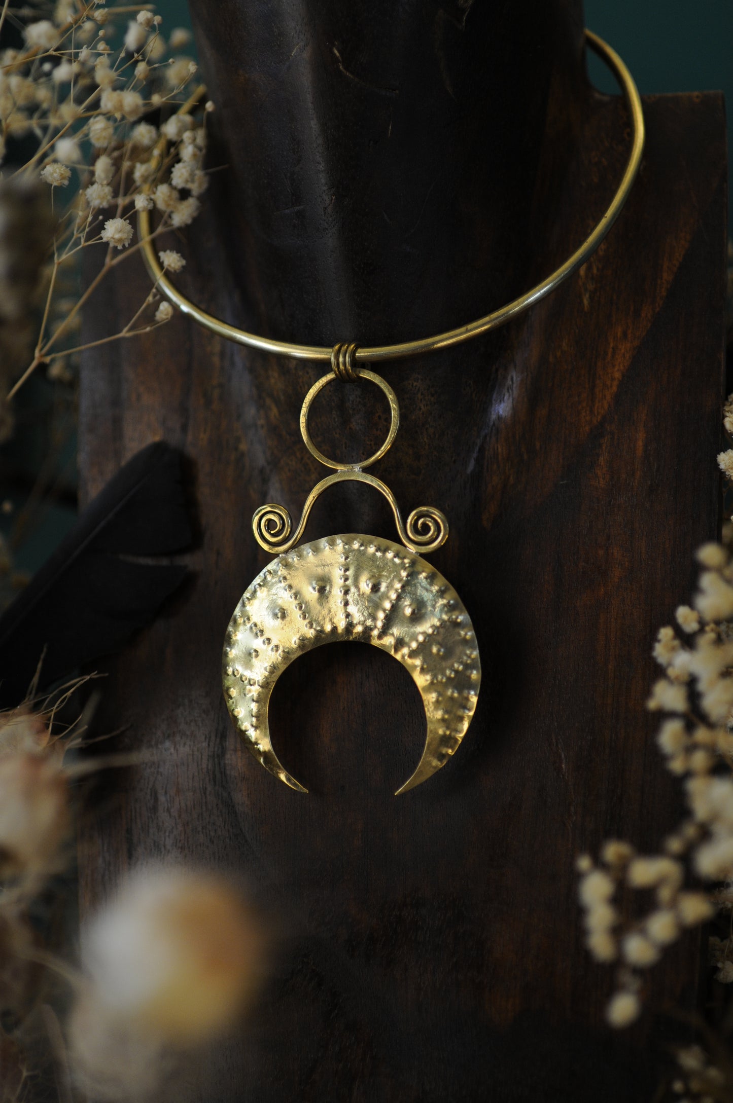 Collier tour de cou Temps ancien en laiton