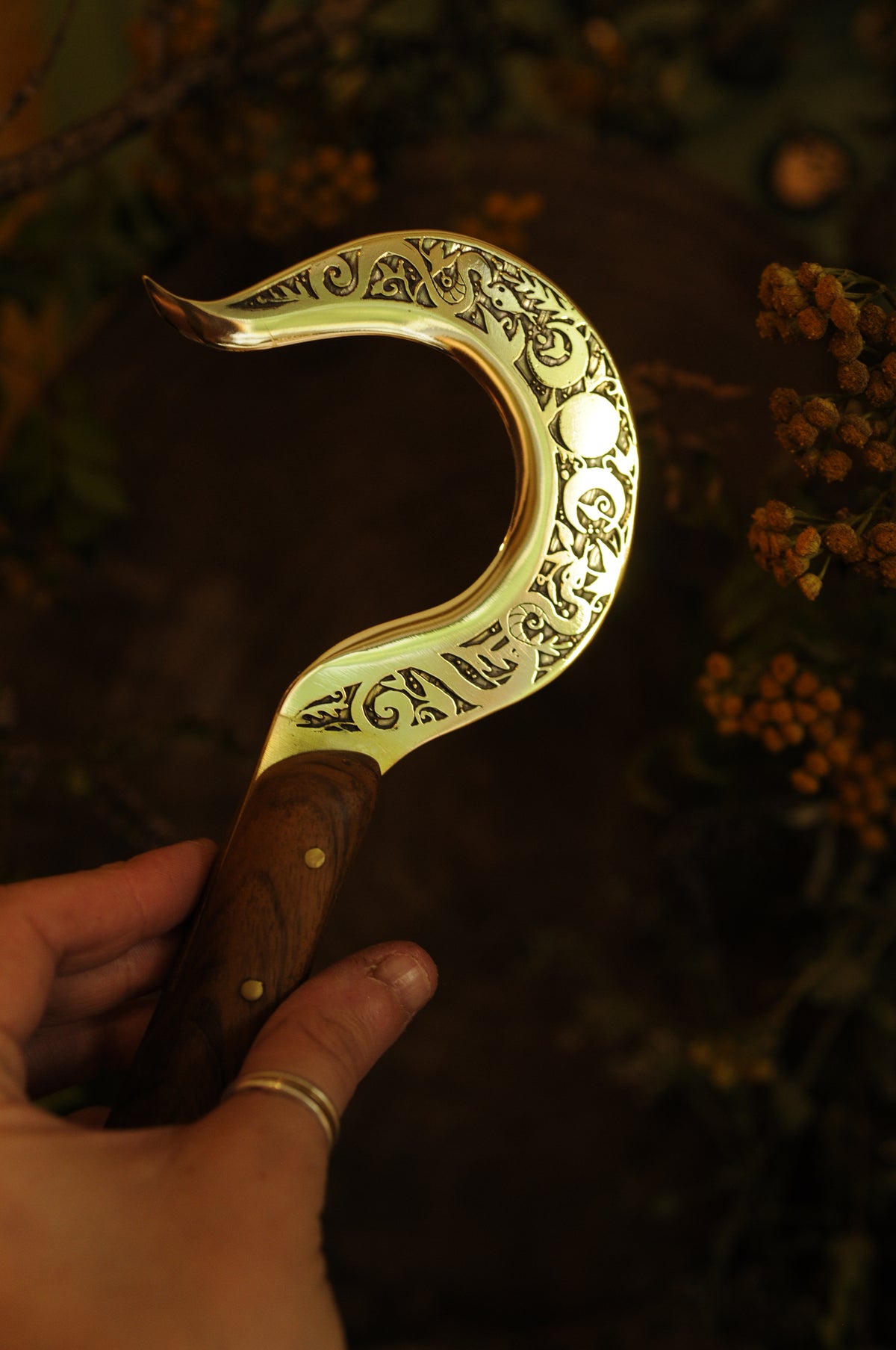 Boline rituelle en laiton gravé et bois de noyer, Triple lune et serpents