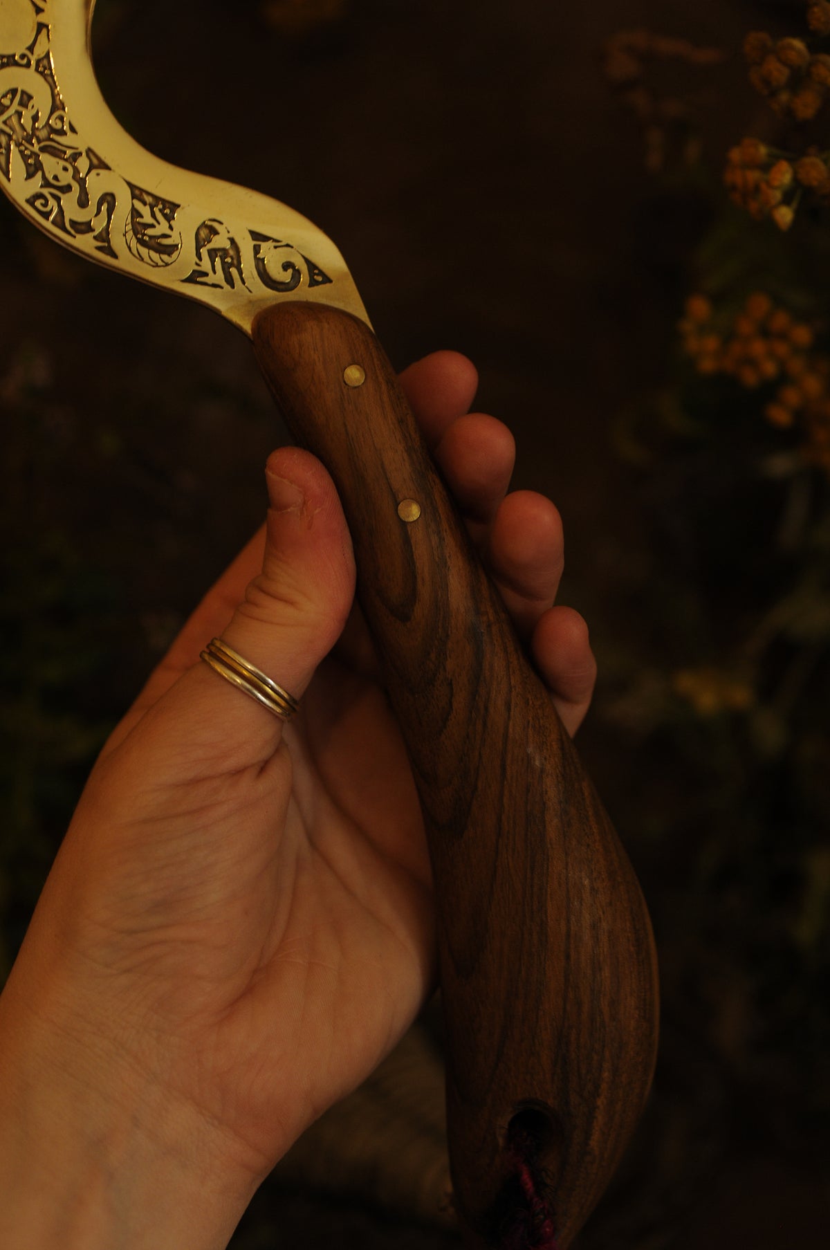 Boline rituelle en laiton gravé et bois de noyer, Triple lune et serpents