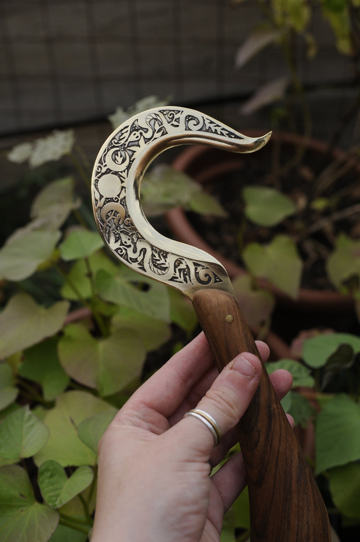 Boline rituelle en laiton gravé et bois de noyer, Triple lune et serpents