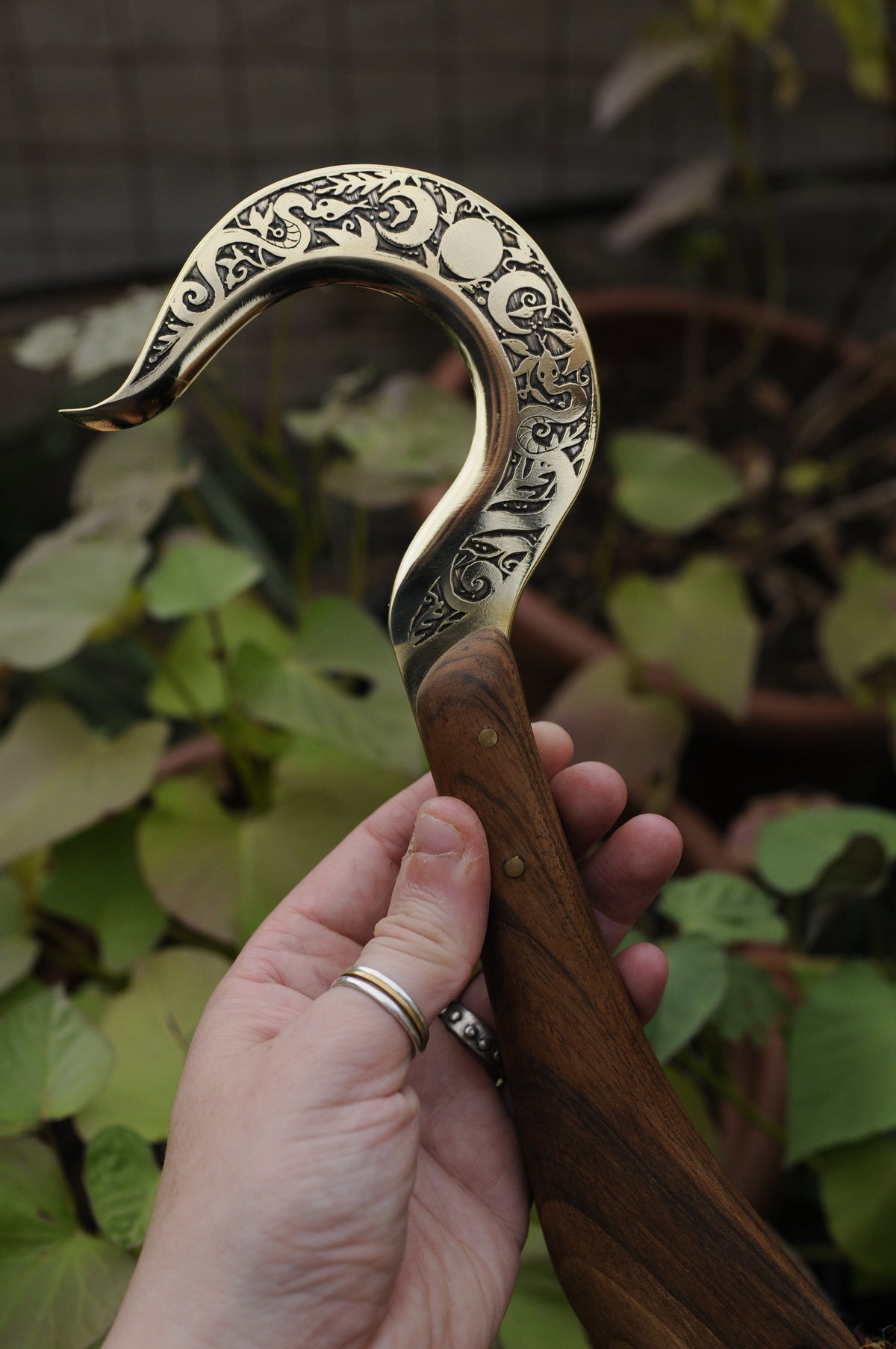 Boline rituelle en laiton gravé et bois de noyer, Triple lune et serpents