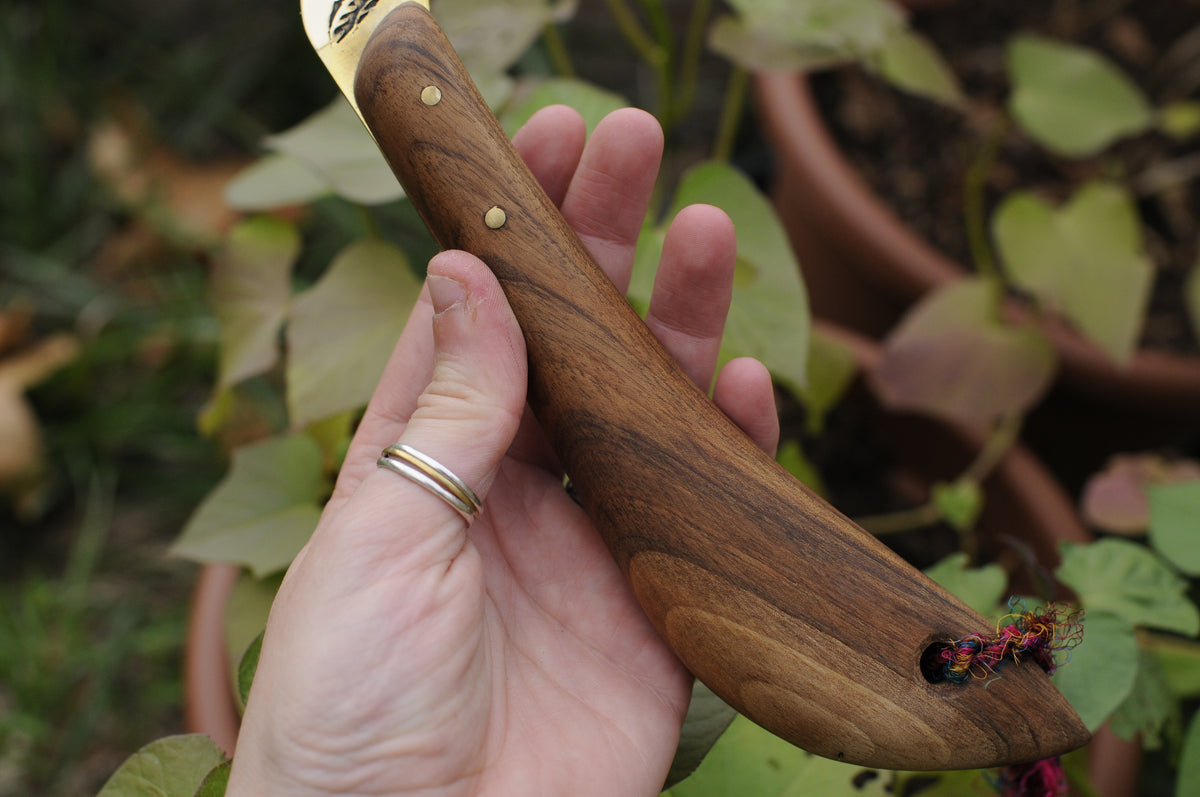 Boline rituelle en laiton gravé et bois de noyer, Triple lune et serpents