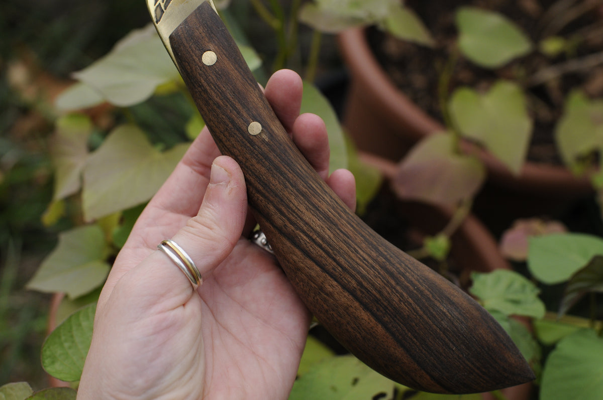 Boline rituelle en laiton gravé et bois de noyer,feuille de lierre