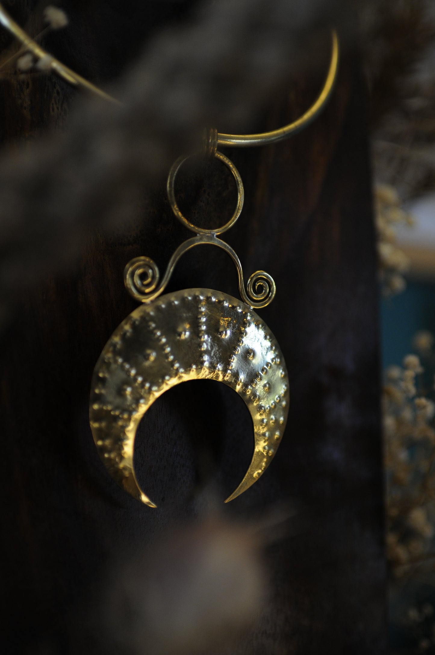 Collier tour de cou Temps ancien en laiton