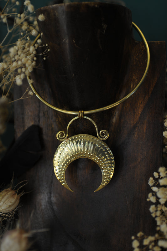 Collier tour de cou Temps ancien en laiton