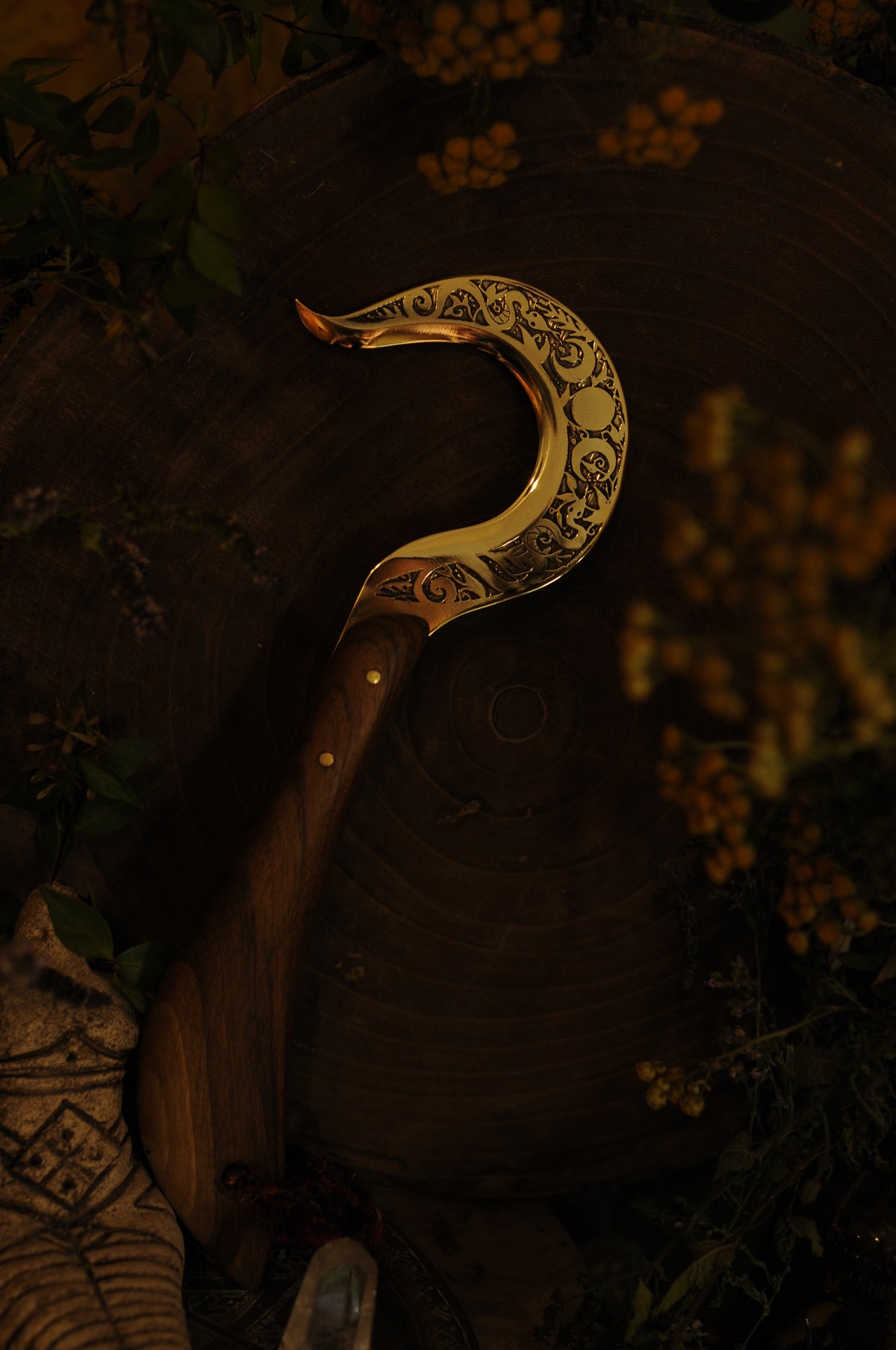 Boline rituelle en laiton gravé et bois de noyer, Triple lune et serpents
