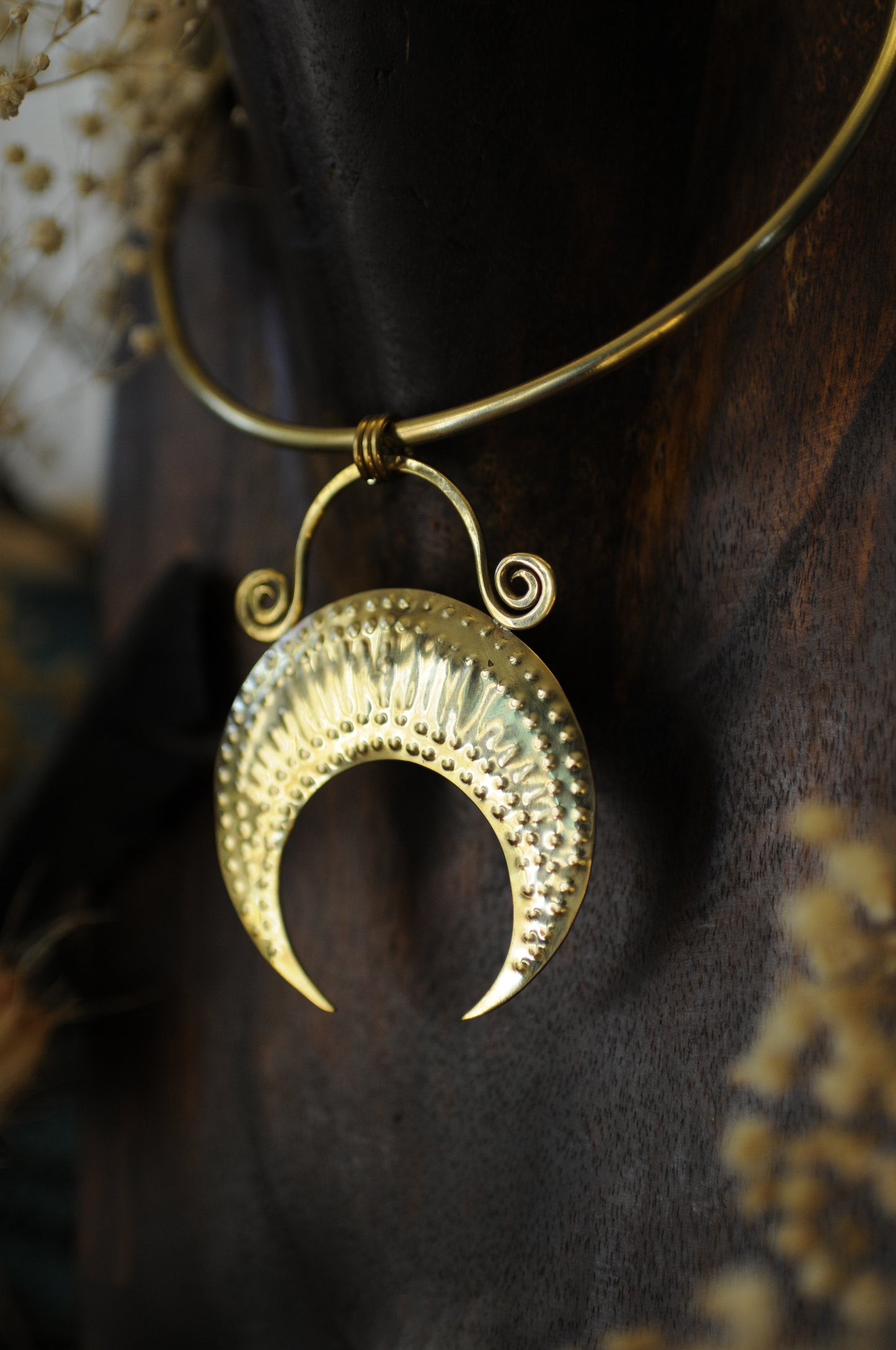 Collier tour de cou Temps ancien en laiton