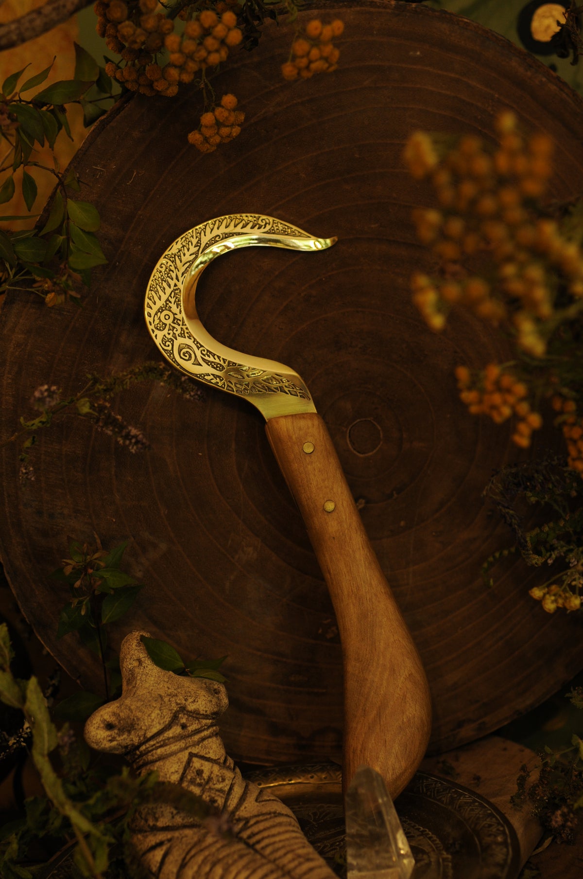 Boline rituelle en laiton gravé et bois de chêne, dryade