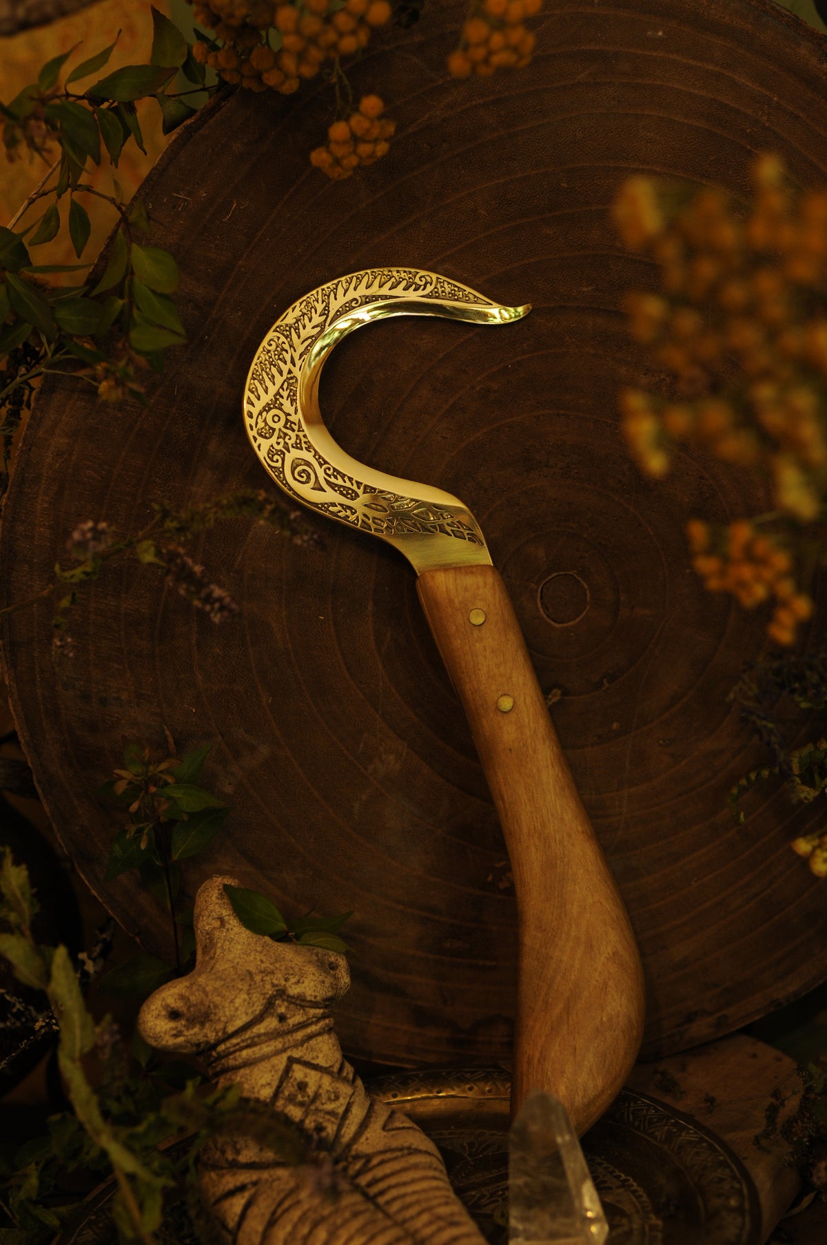Boline rituelle en laiton gravé et bois de chêne, dryade