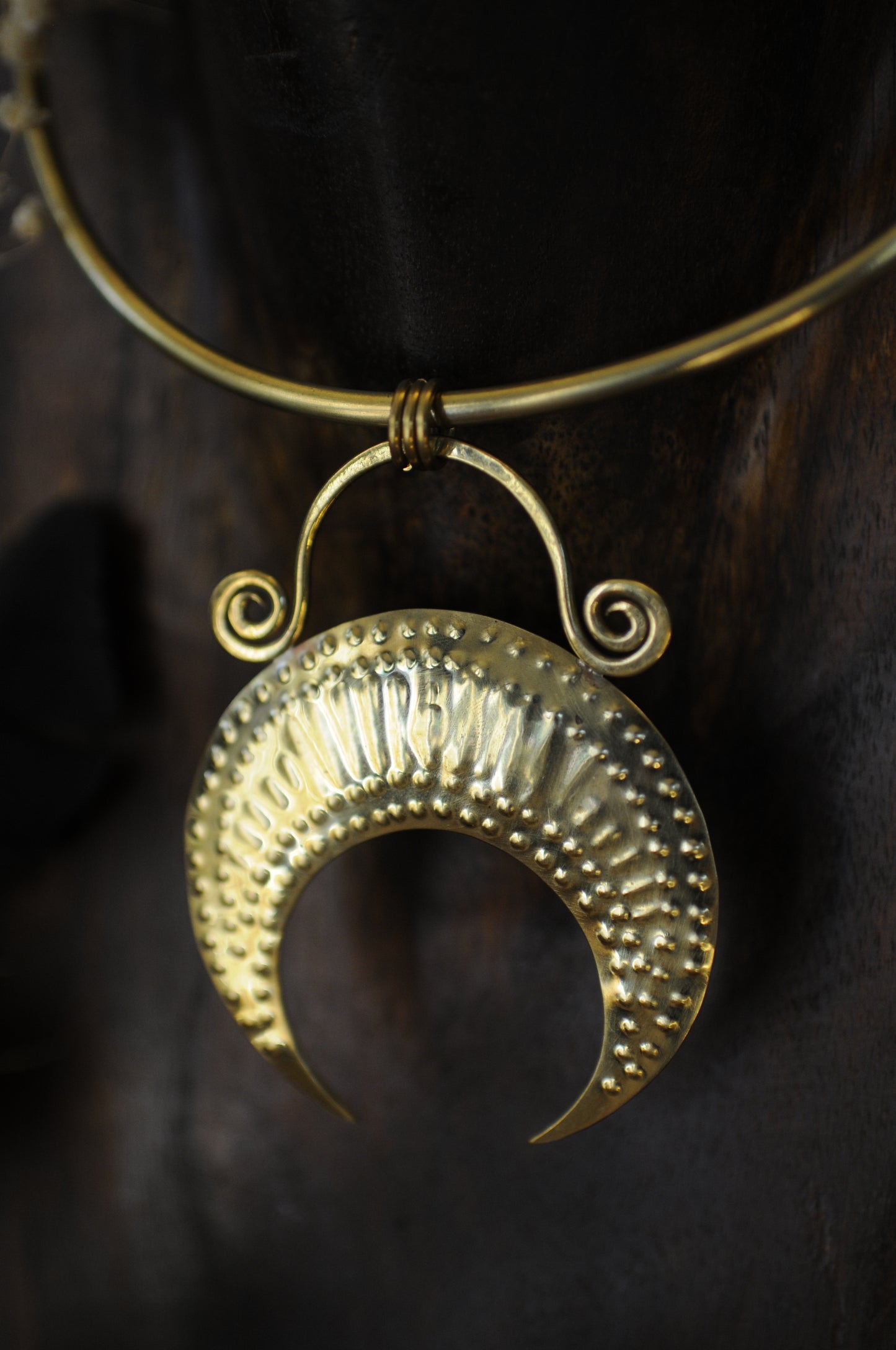 Collier tour de cou Temps ancien en laiton