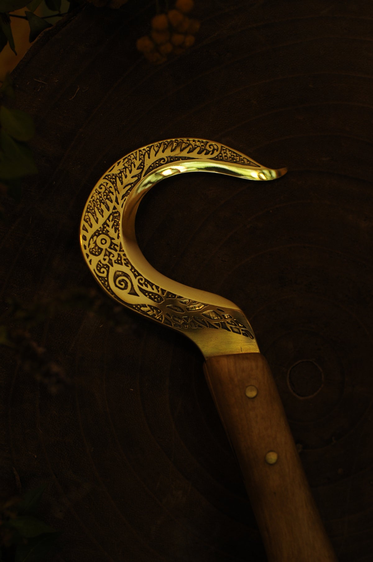 Boline rituelle en laiton gravé et bois de chêne, dryade