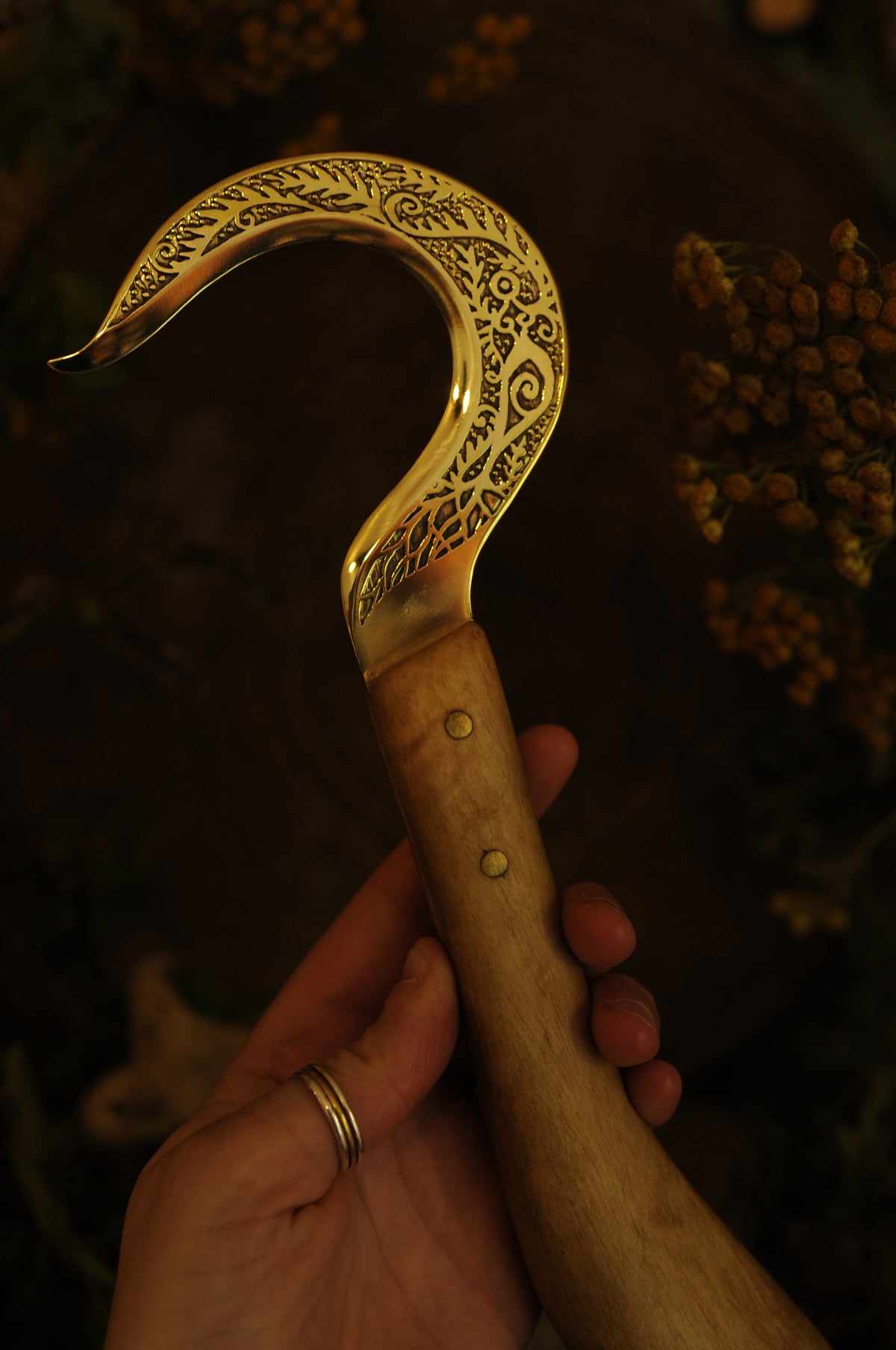 Boline rituelle en laiton gravé et bois de chêne, dryade