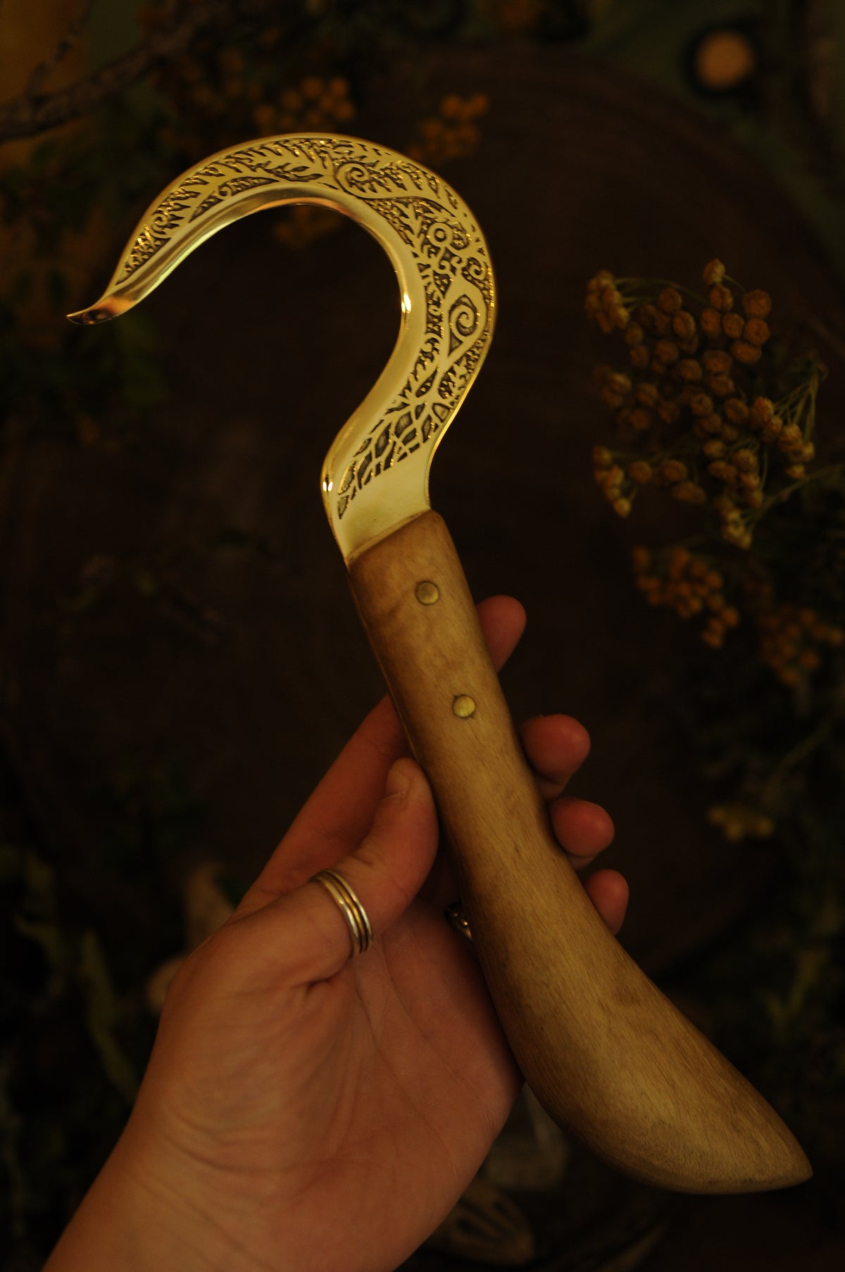 Boline rituelle en laiton gravé et bois de chêne, dryade